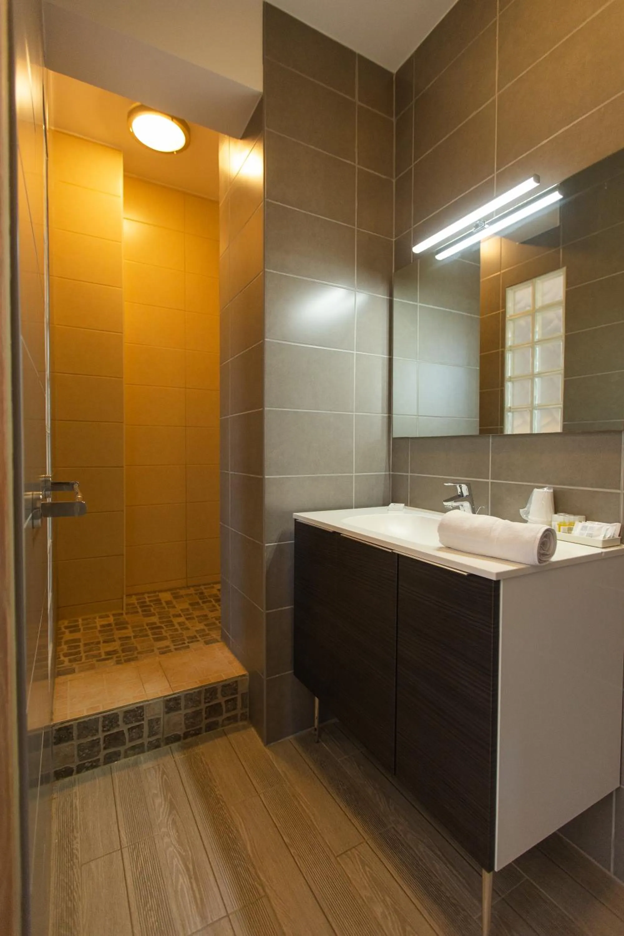 Bathroom in Hôtel de la Plage - Ronce-les-bains