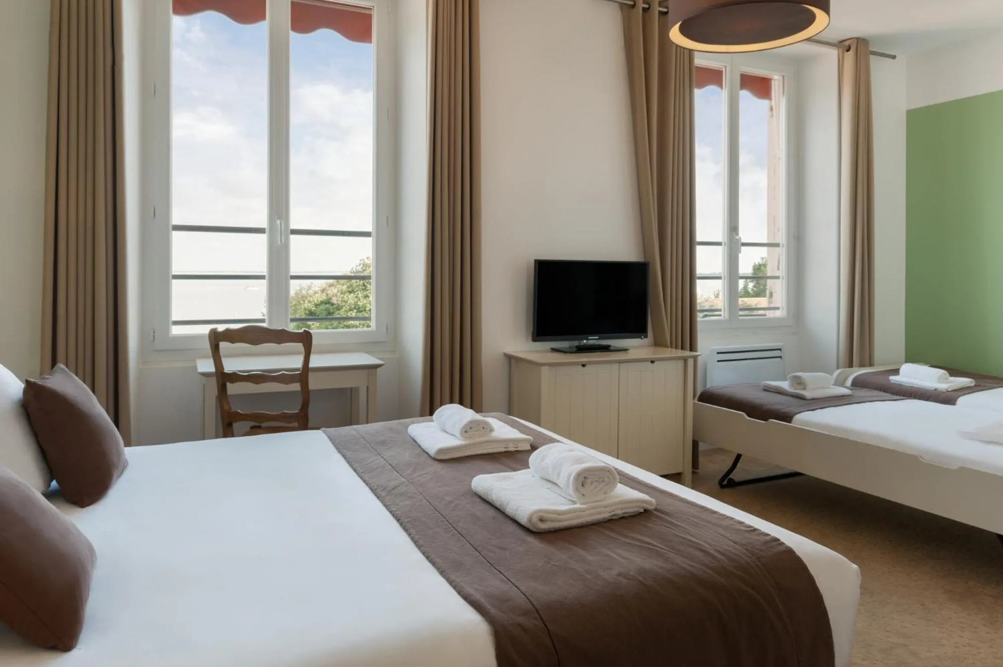 Bedroom, Bed in Hôtel de la Plage - Ronce-les-bains