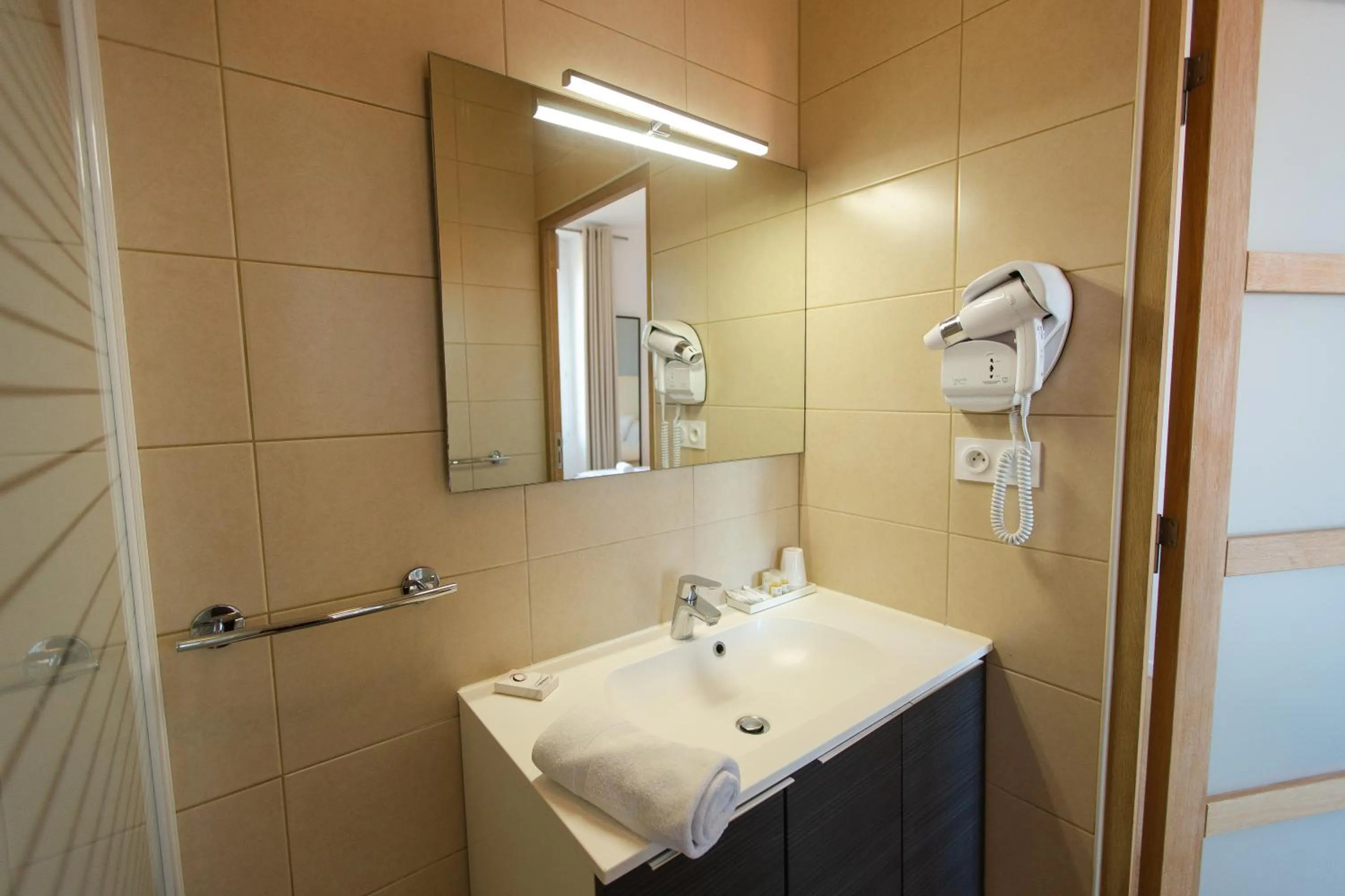 Bathroom in Hôtel de la Plage, Ronce-les-bains, La Tremblade