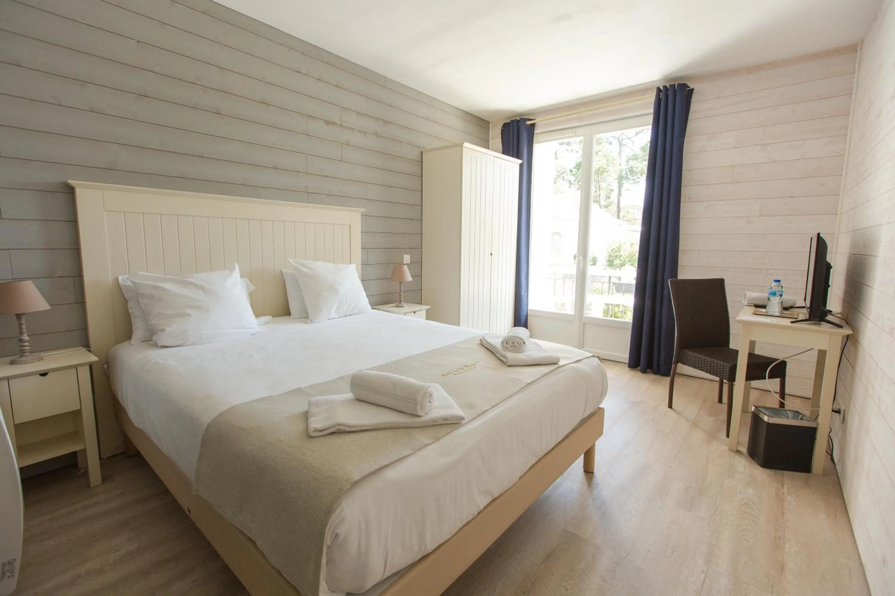 Bed in Hôtel de la Plage - Ronce-les-bains