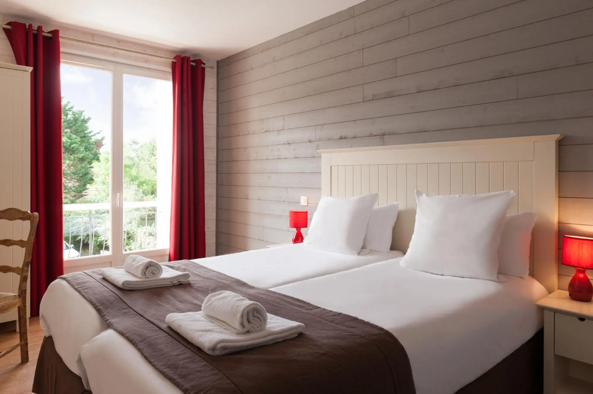 Bedroom, Bed in Hôtel de la Plage - Ronce-les-bains