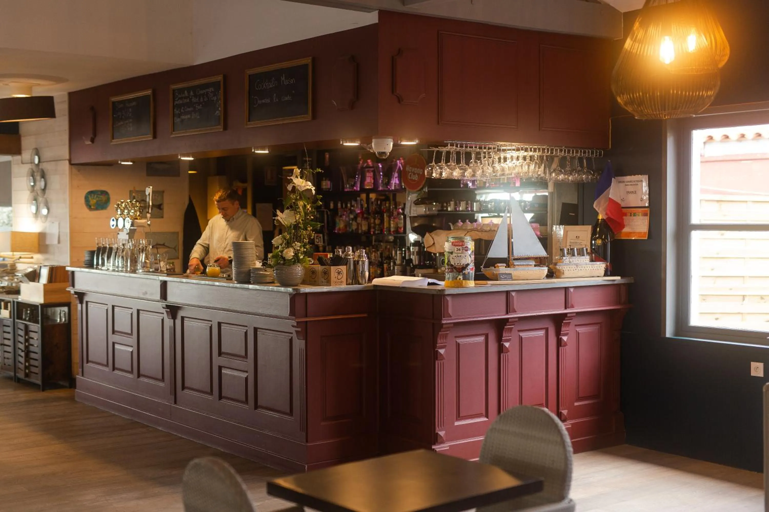 Lounge or bar in Hôtel de la Plage, Ronce-les-bains, La Tremblade