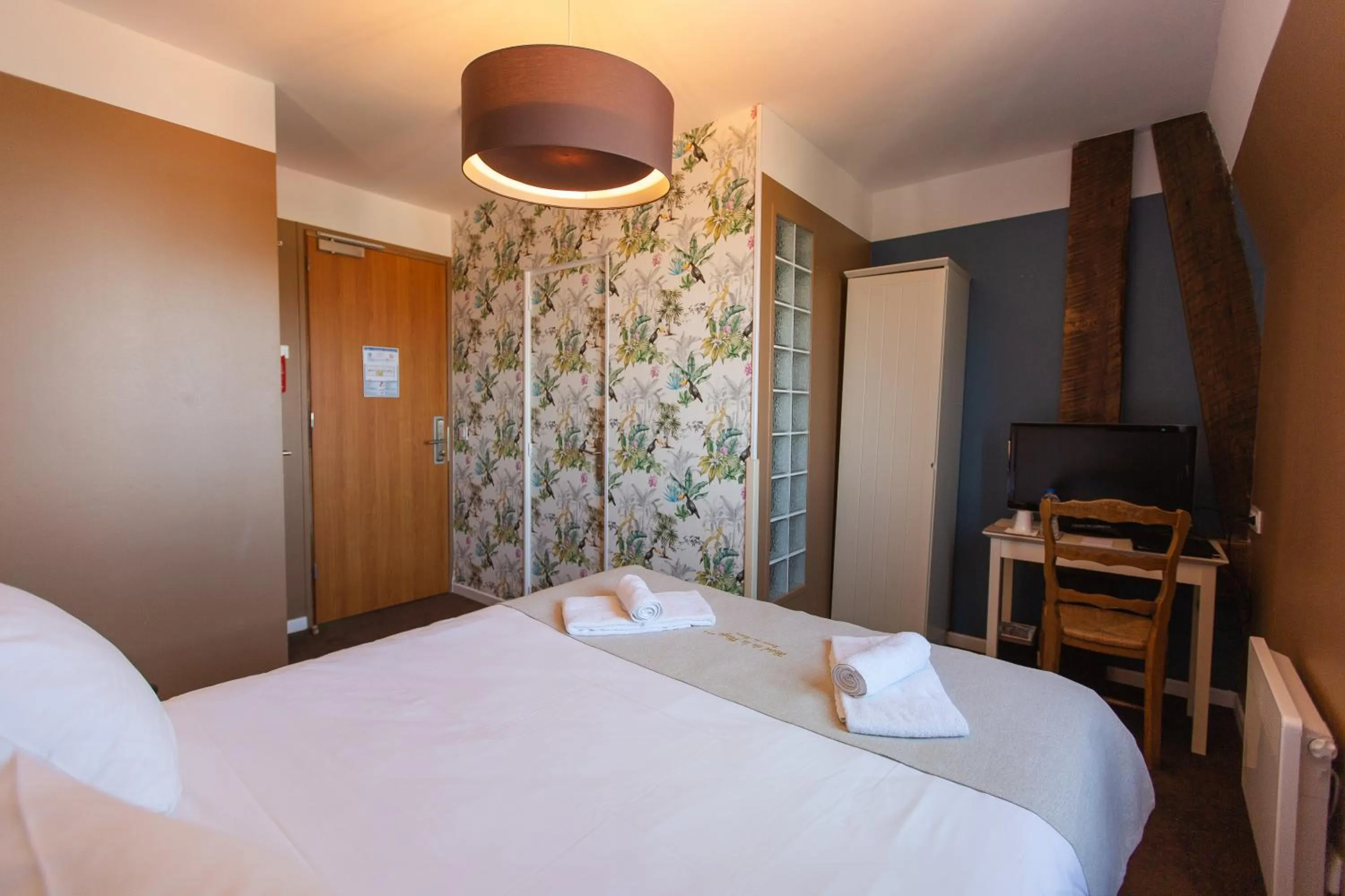 Photo of the whole room, Bed in Hôtel de la Plage - Ronce-les-bains