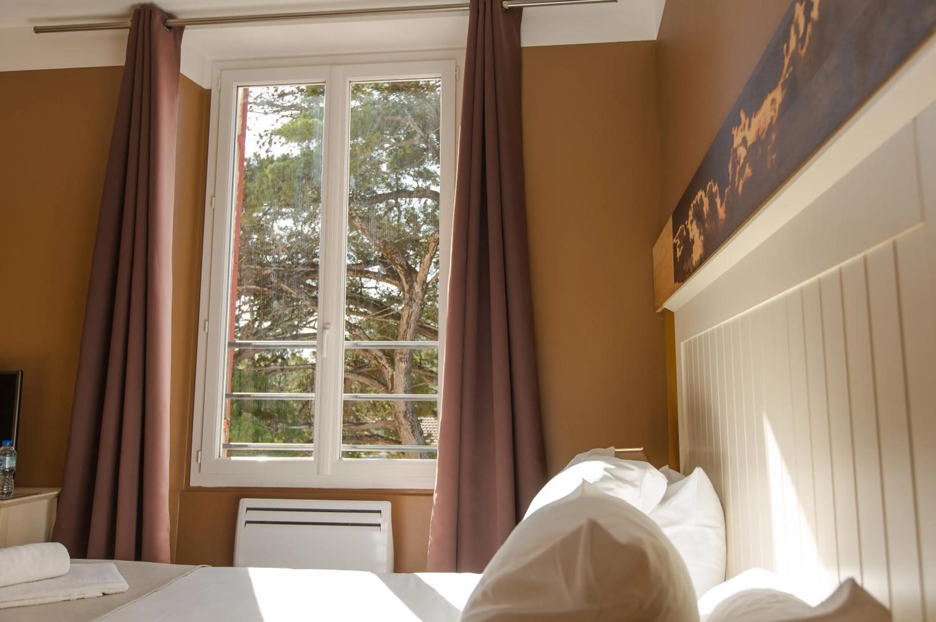 Garden view, Bed in Hôtel de la Plage, Ronce-les-bains, La Tremblade