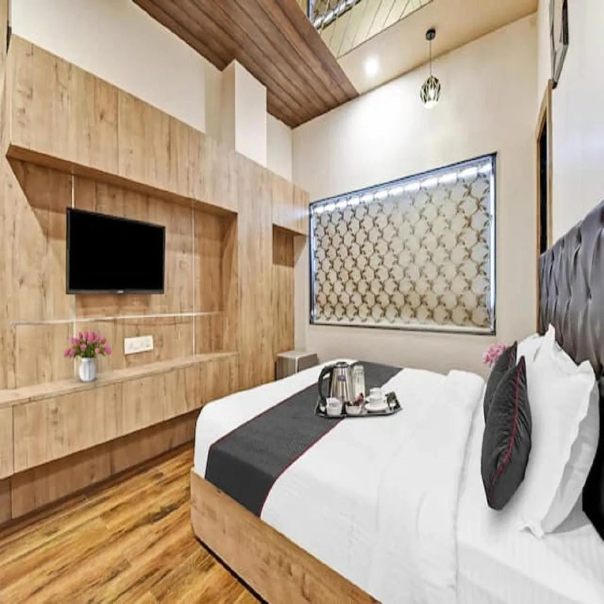 Communal lounge/ TV room, Bed in Hotel Shakun Palace