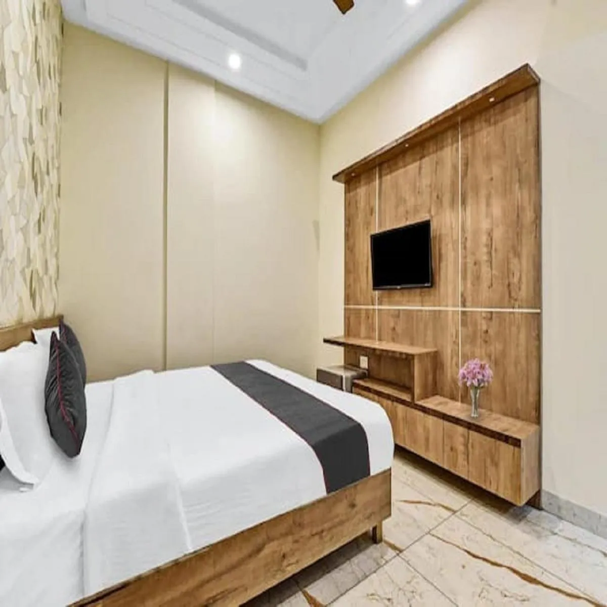 TV and multimedia, Bed in Hotel Shakun Palace