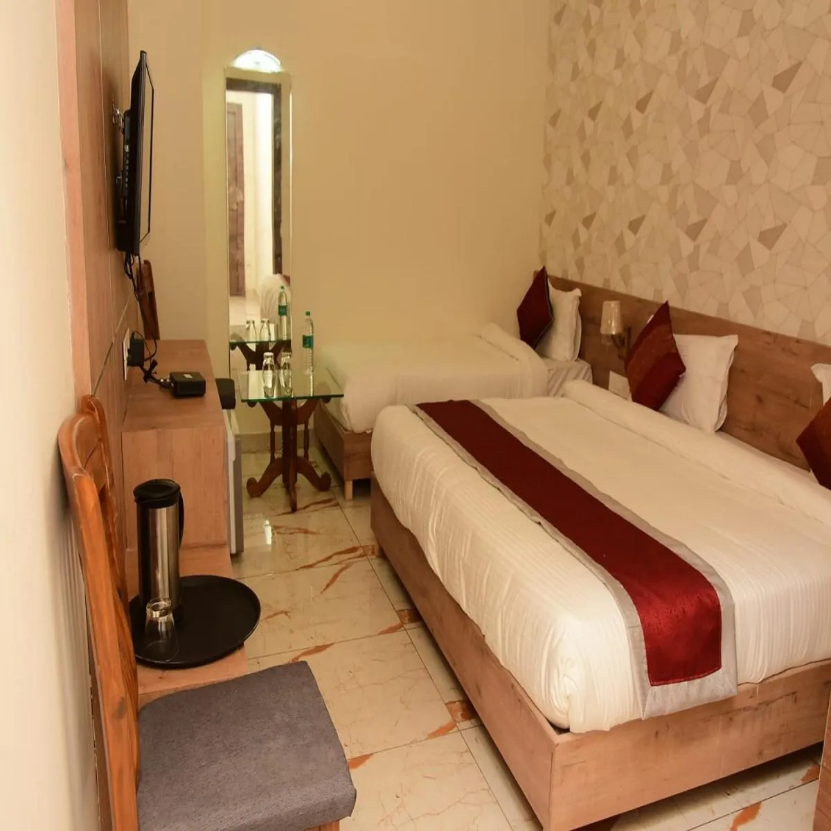 Photo of the whole room, Bed in Hotel Shakun Palace