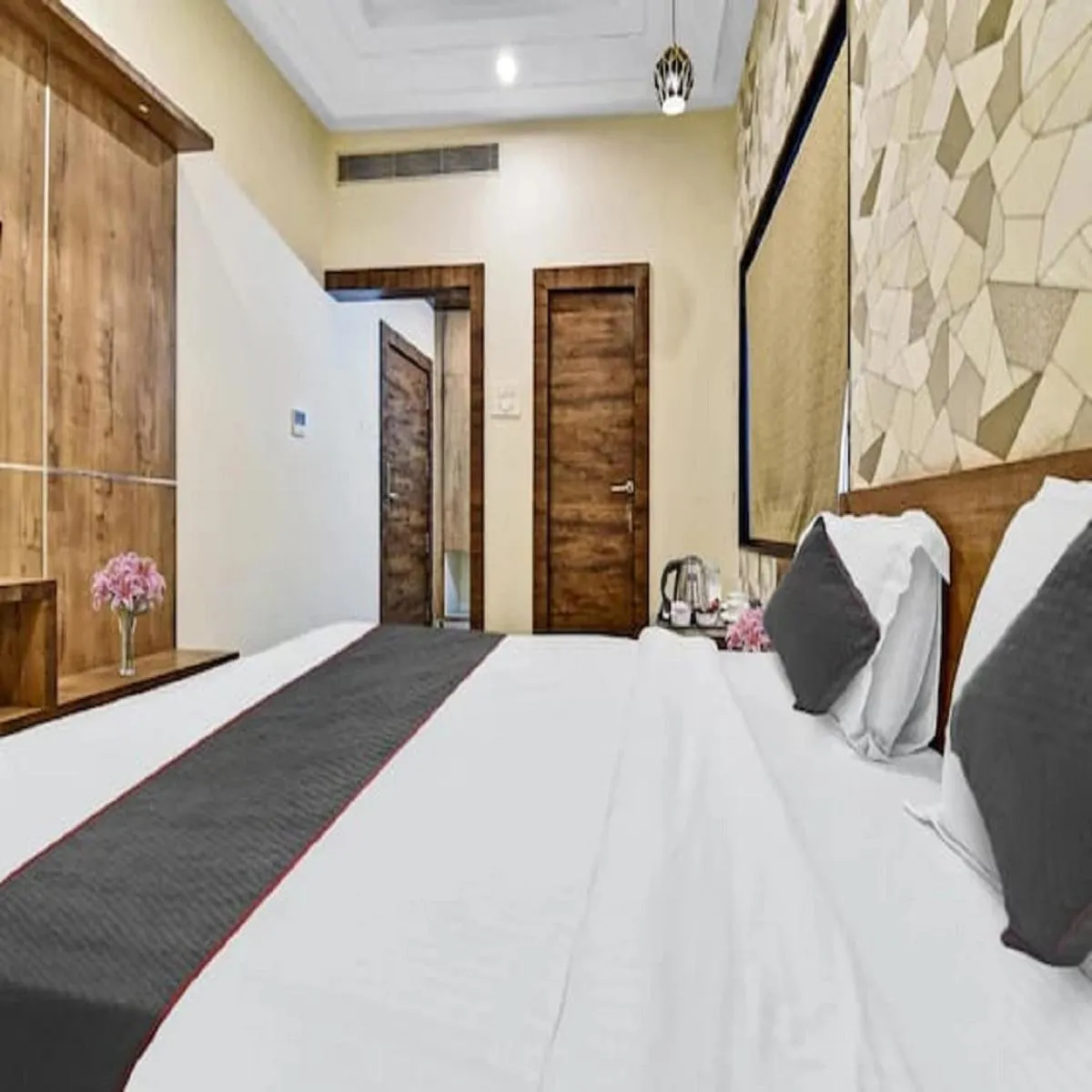 Bed in Hotel Shakun Palace