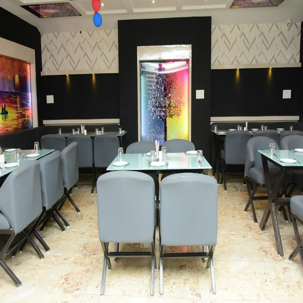 Restaurant/places to eat in Hotel Shakun Palace