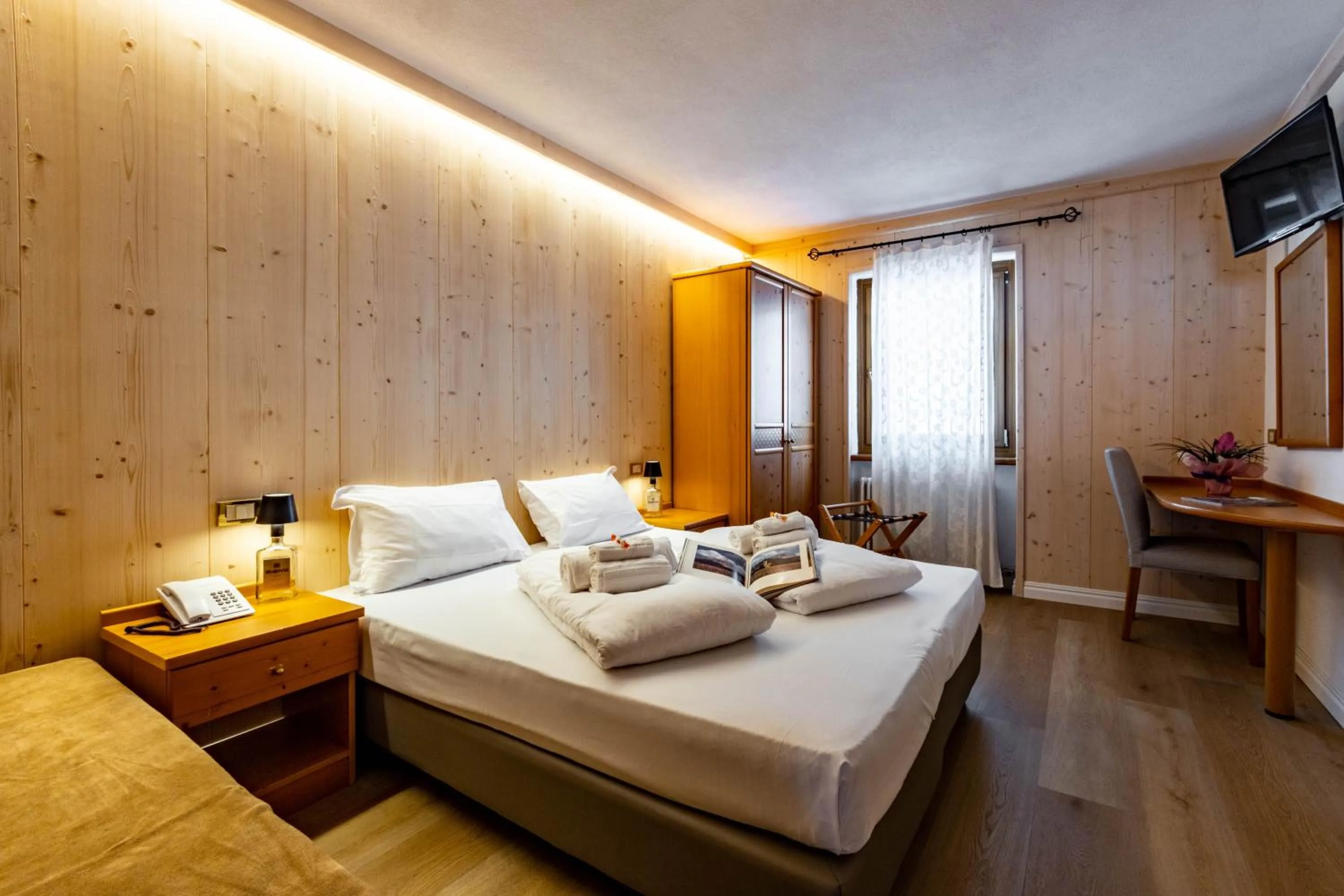 Bedroom, Bed in Hotel Grizzly "Ski-in Ski-out"