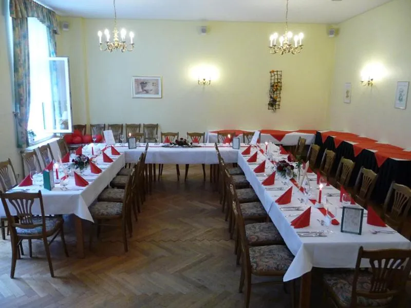 Restaurant/places to eat in Hotel Garni am Schlosspark