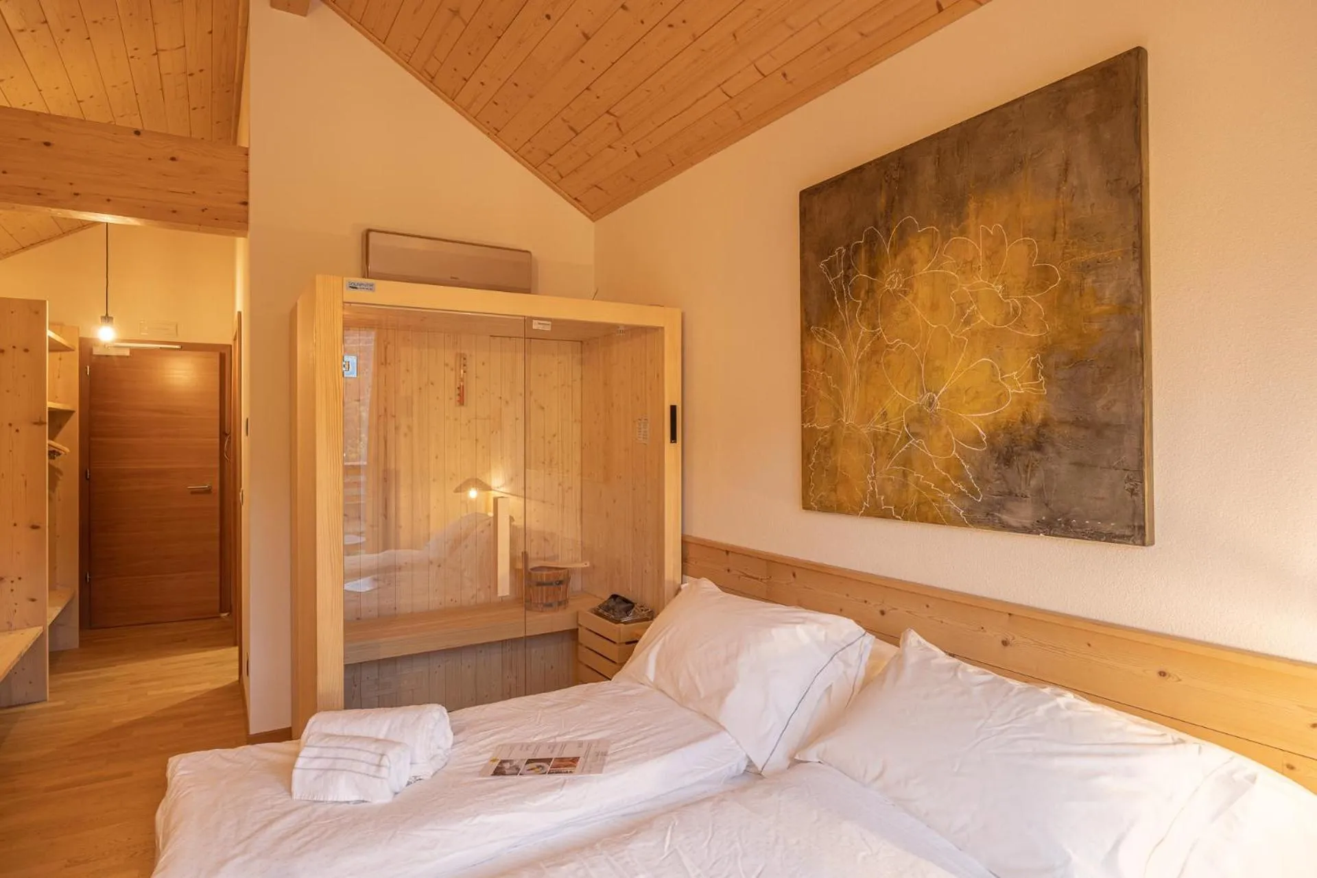 Sauna, Bed in Giallo Dolomiti Wellness