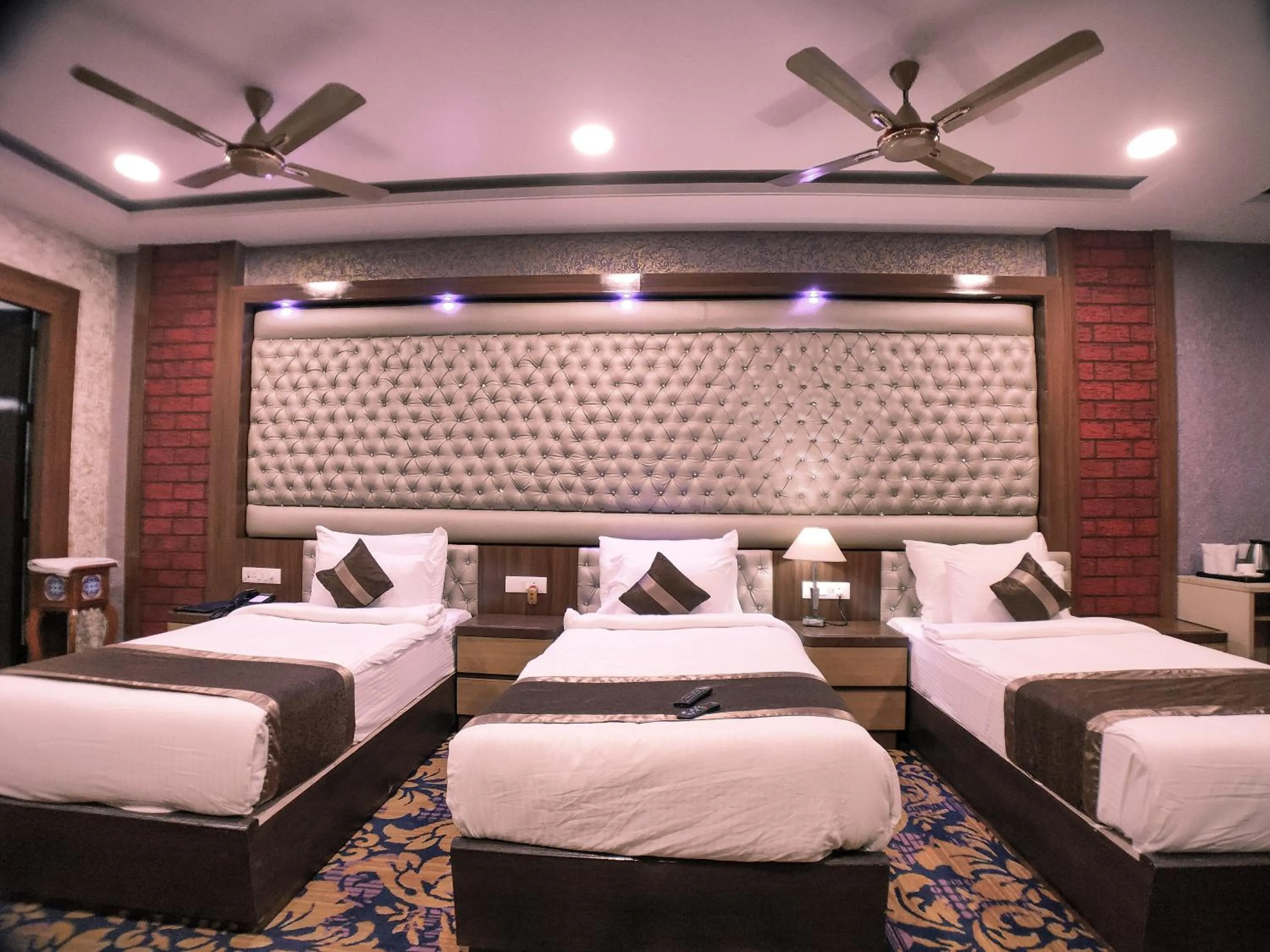 Photo of the whole room, Bed in Hotel Vishnu Empire