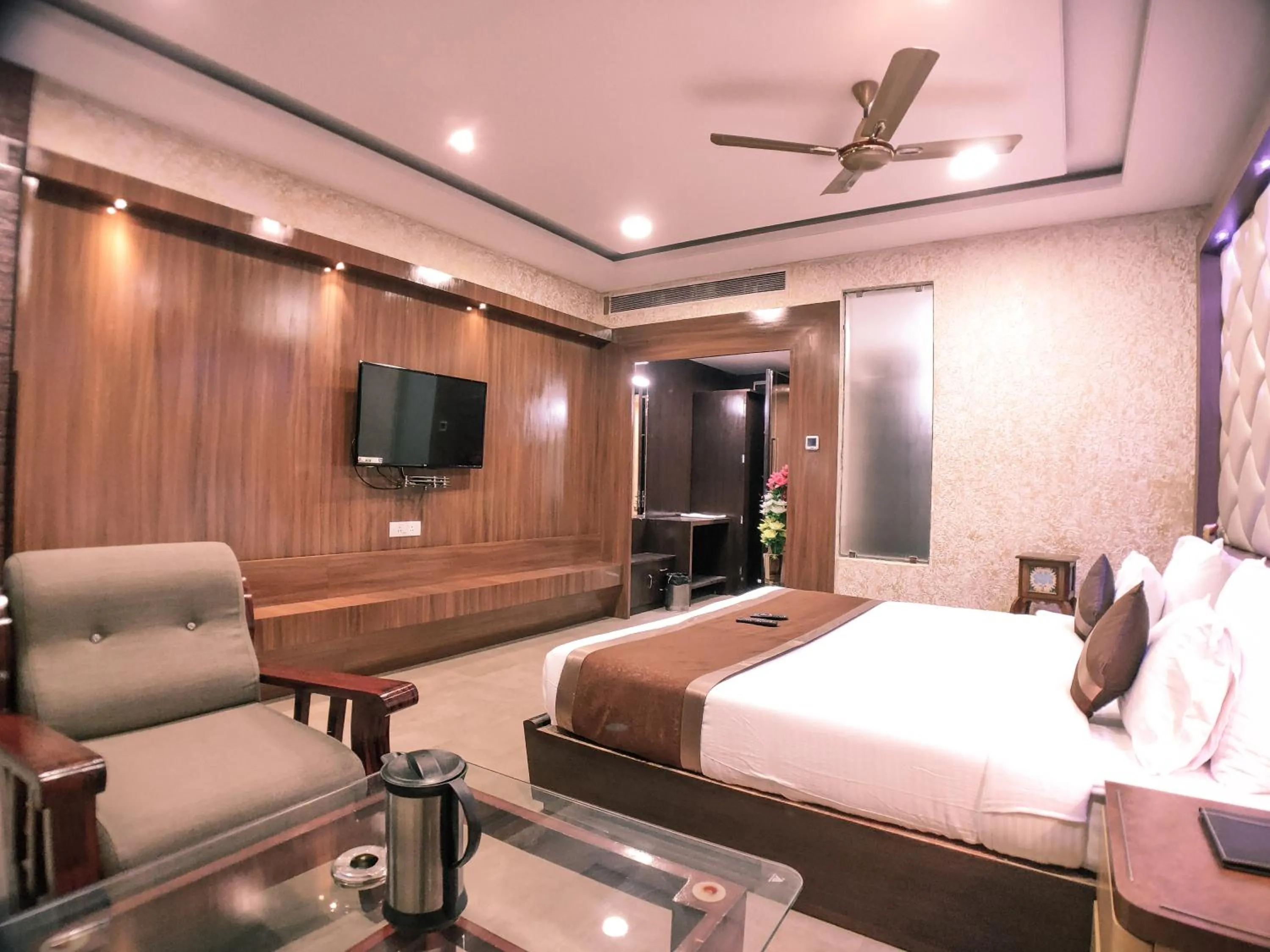 Photo of the whole room, Bed in Hotel Vishnu Empire