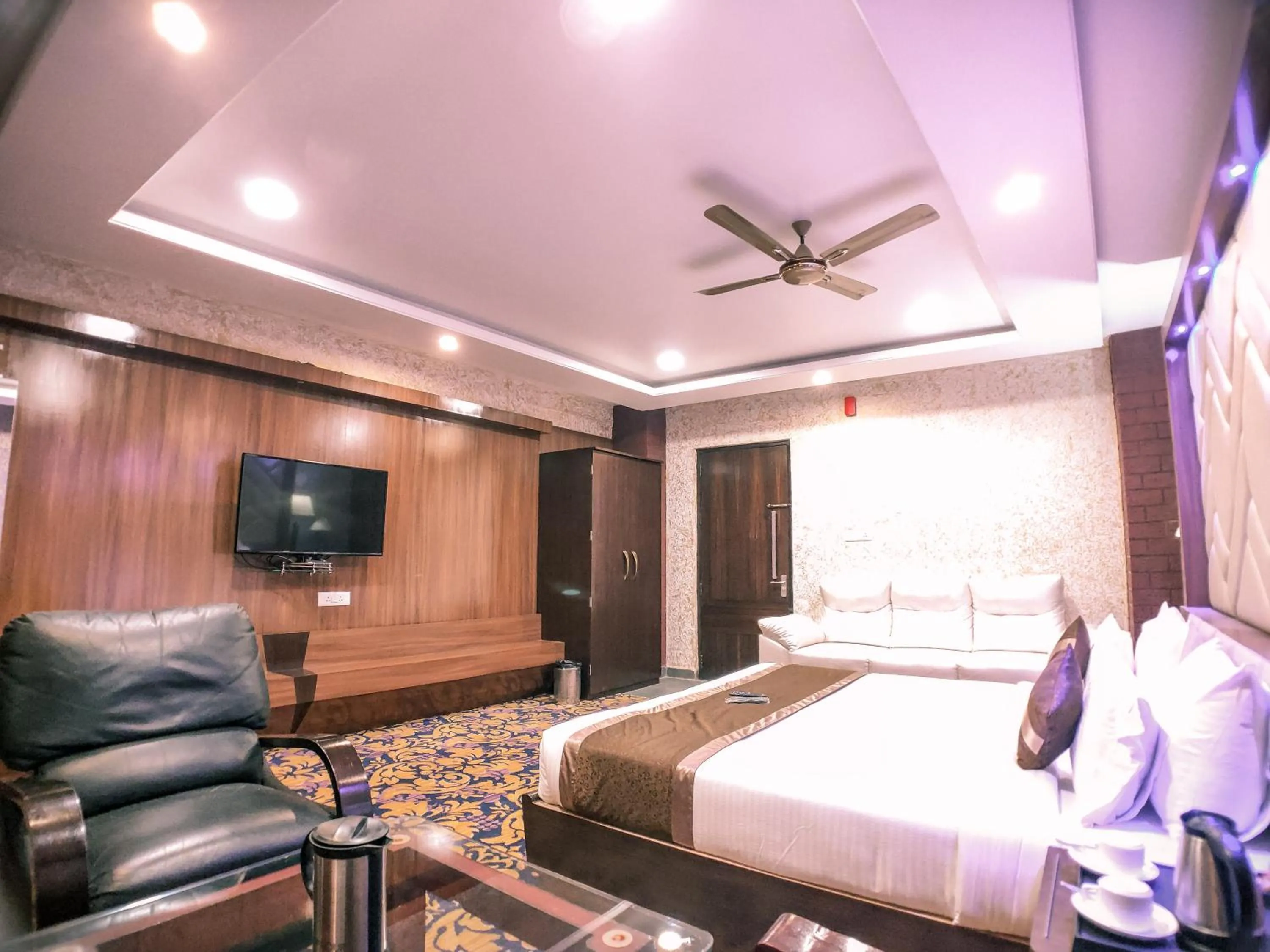 Photo of the whole room, Bed in Hotel Vishnu Empire