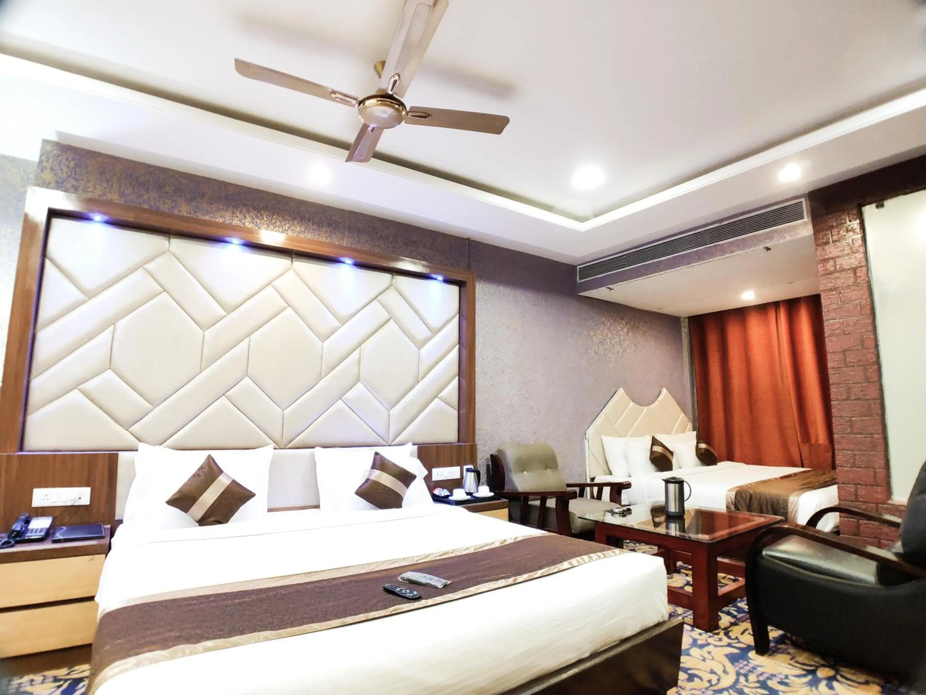 Photo of the whole room, Bed in Hotel Vishnu Empire