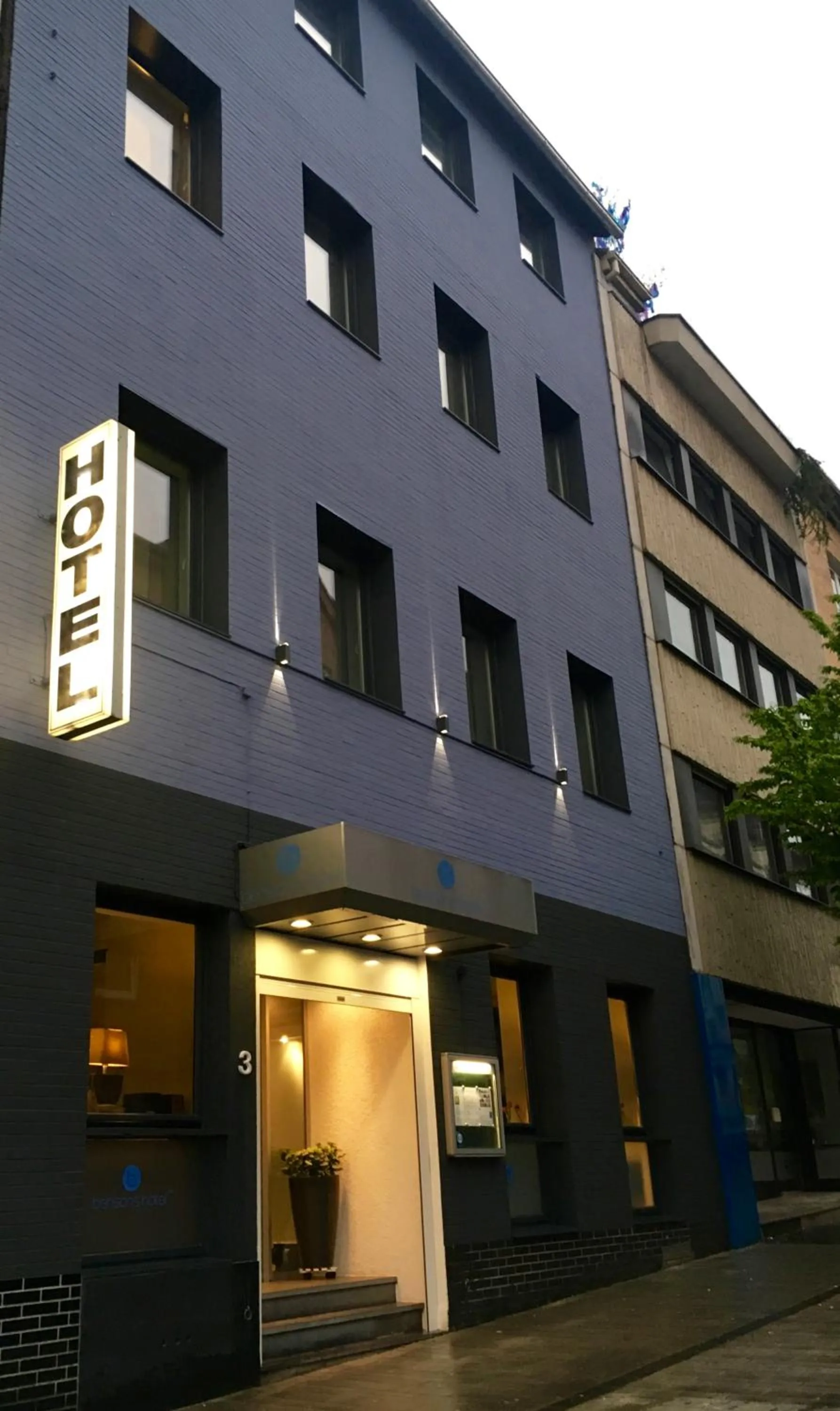 Facade/entrance in bensons hotel