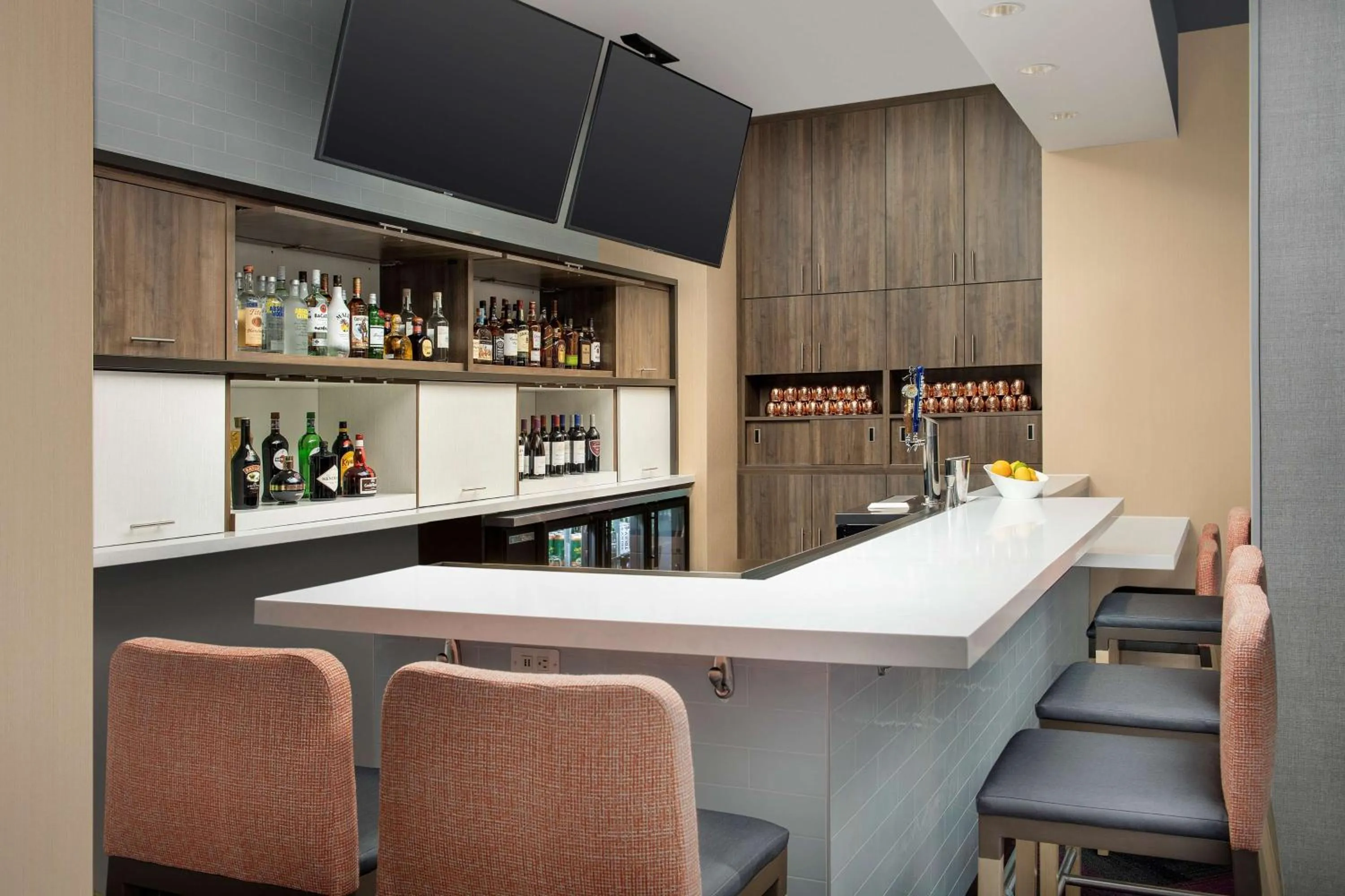Lounge or bar in Tru By Hilton Orlando Convention Center