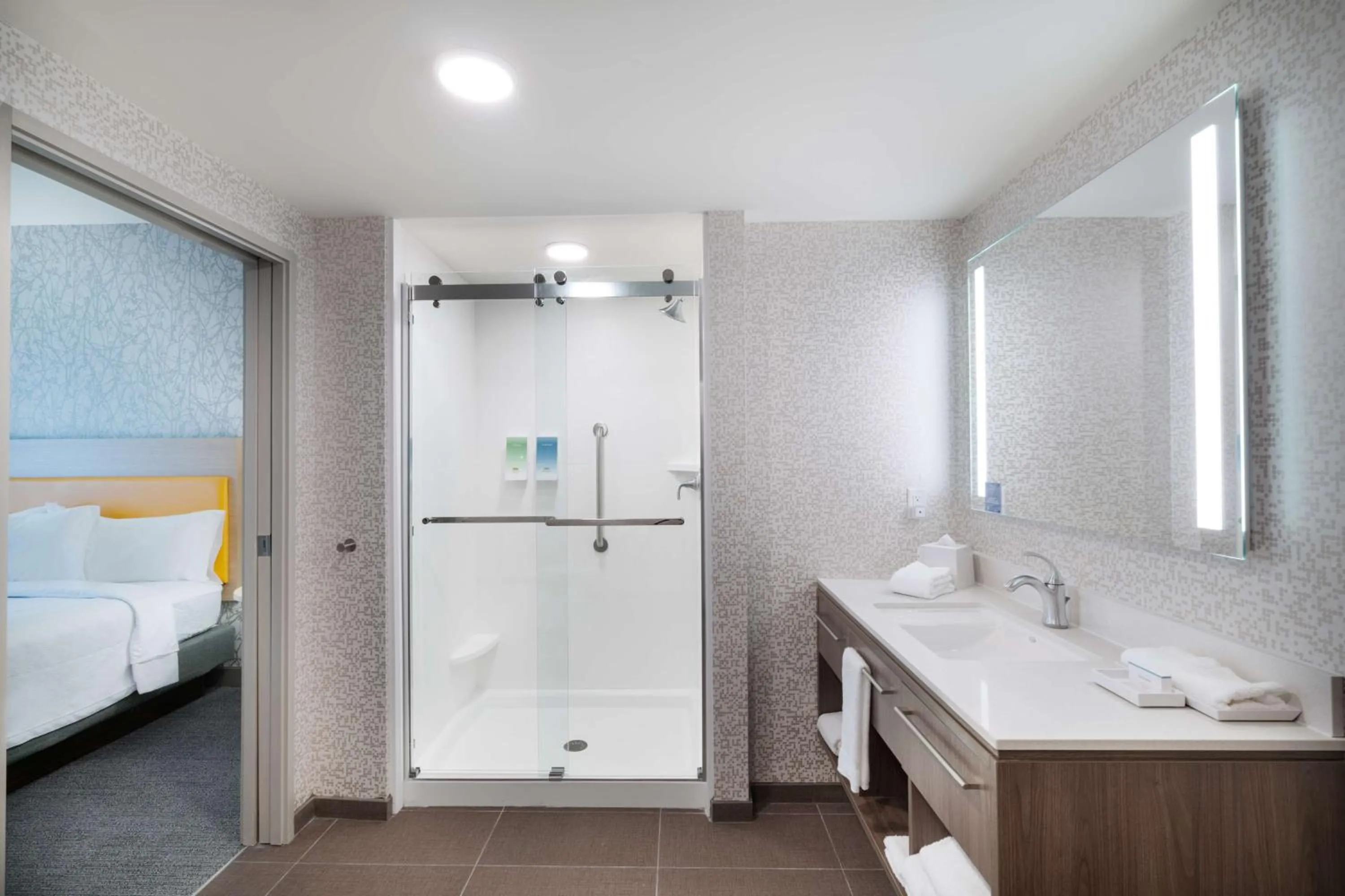 Bathroom, Bed in Home2 Suites By Hilton Brunswick