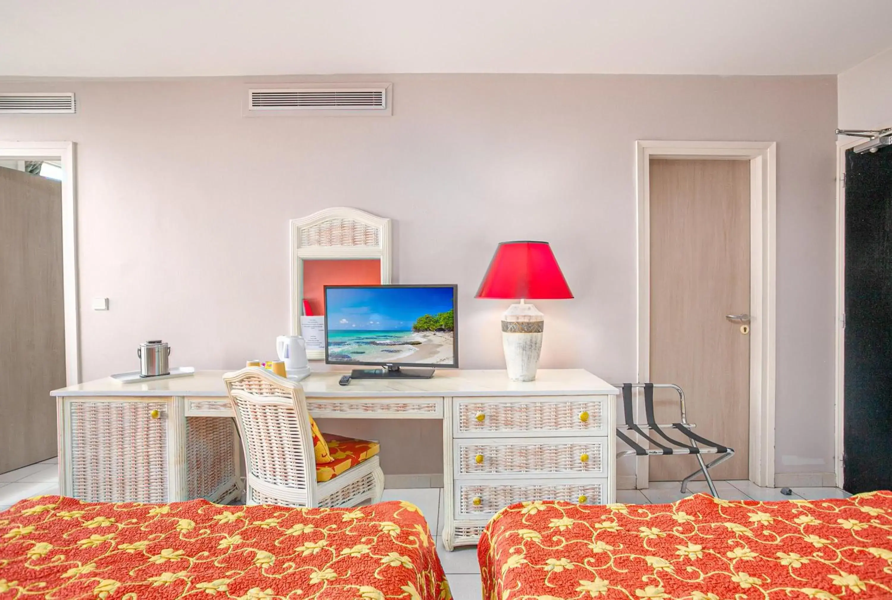 TV and multimedia, Bed in Karibea Squash Hôtel TV and multimedia, Bed in Karibea Squash Hôtel