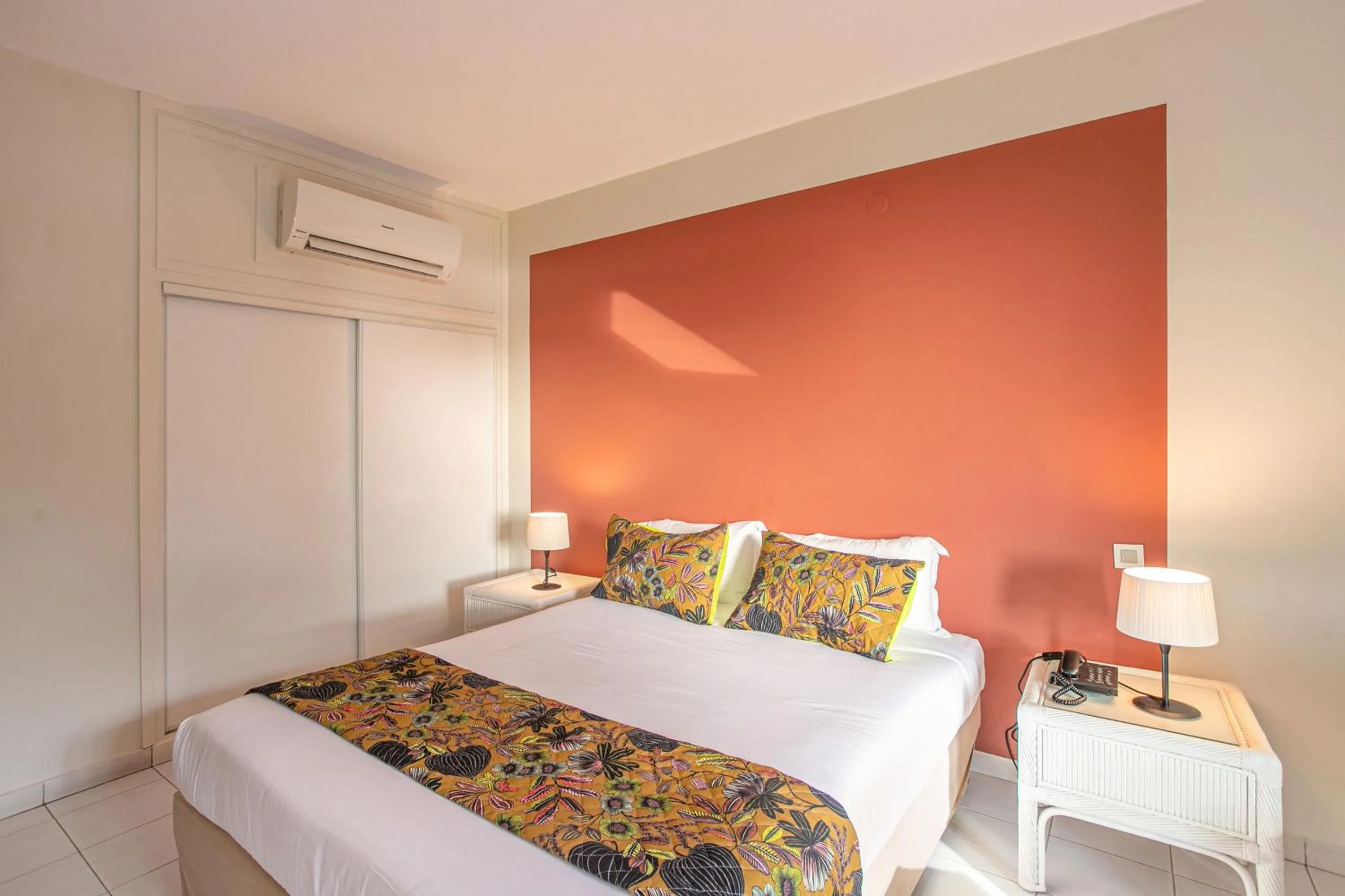 Bed in Karibea Squash Hôtel