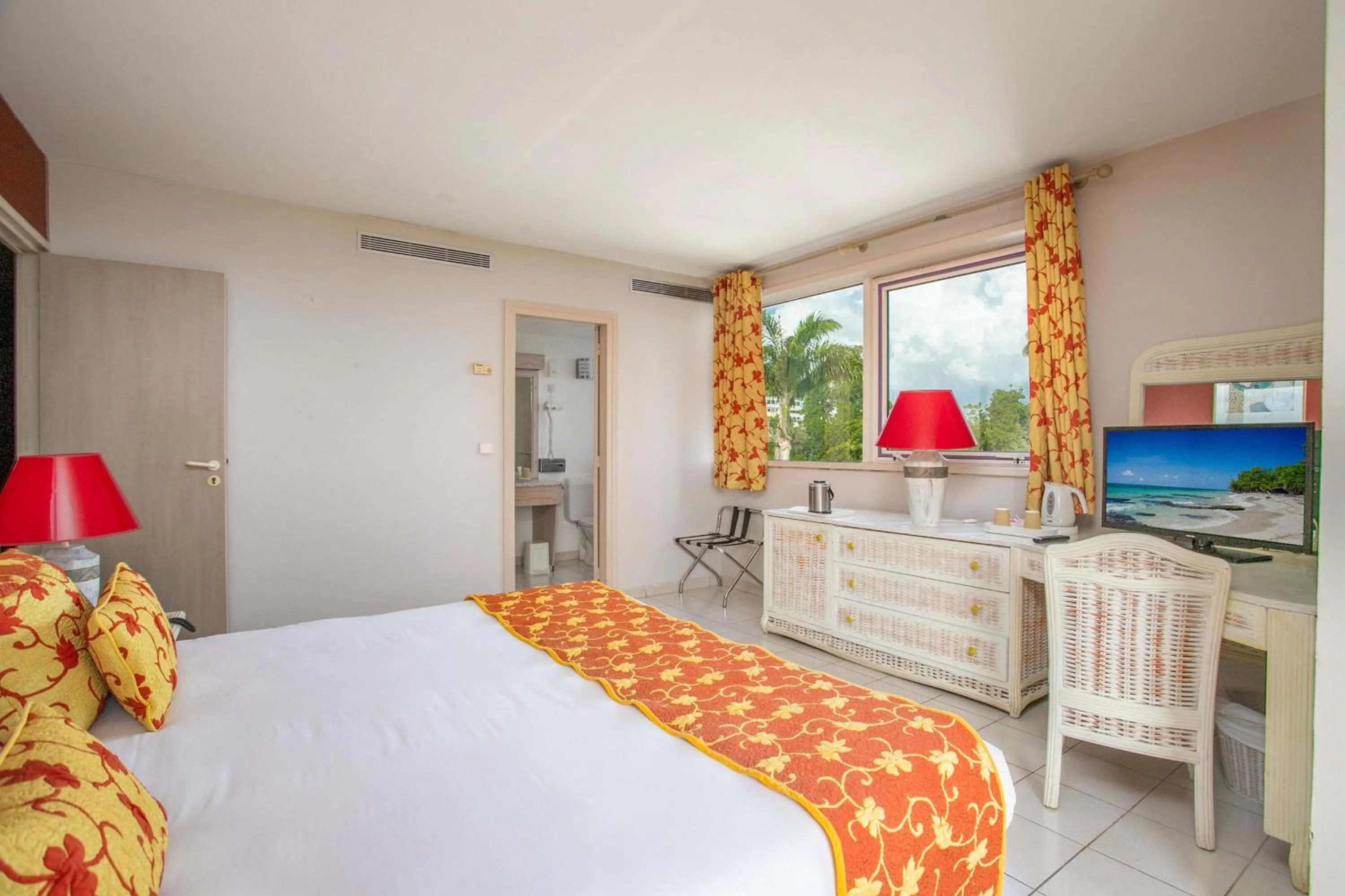 Photo of the whole room, Bed in Karibea Squash Hôtel