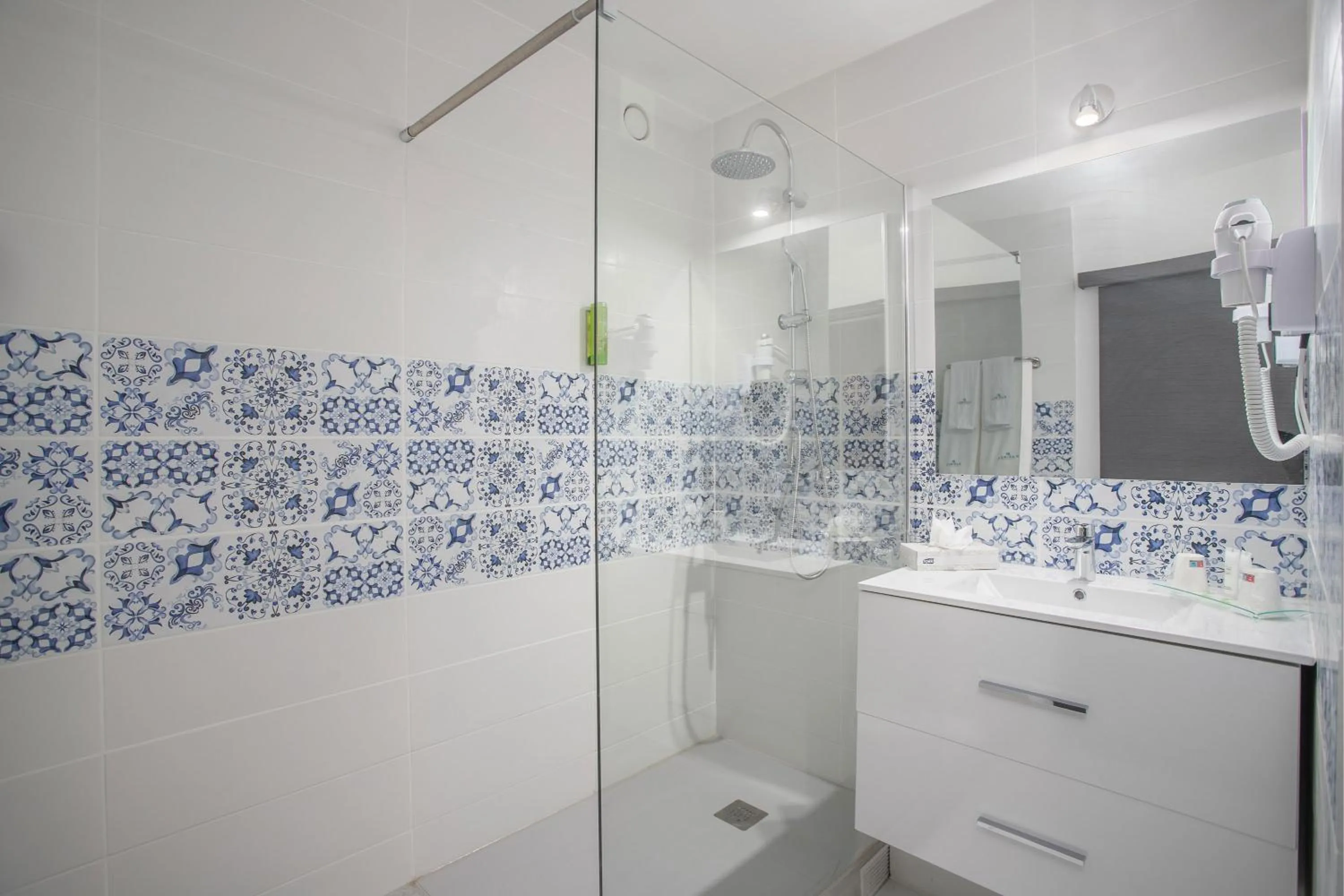 Shower in Karibea Squash Hôtel