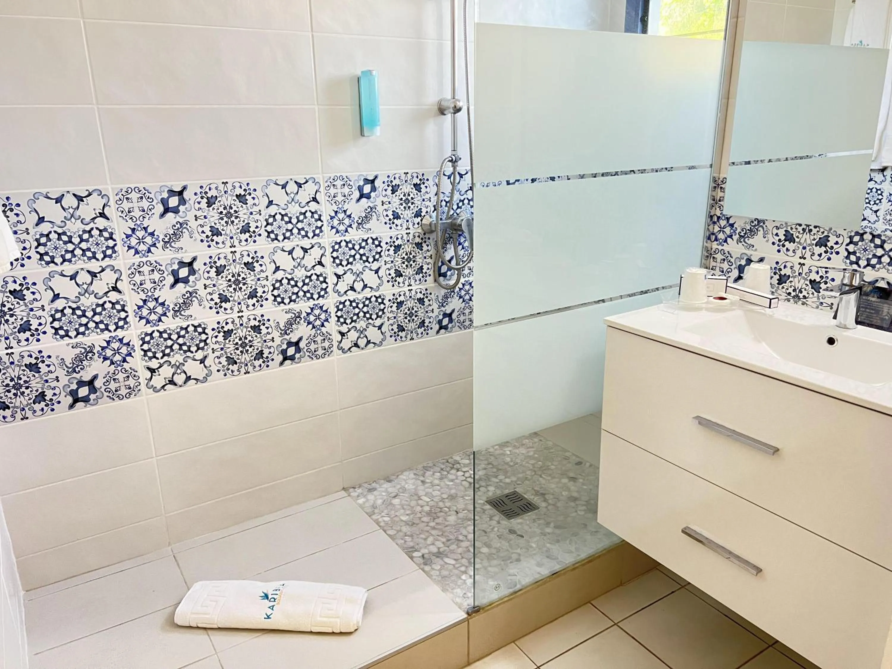 Shower in Karibea Squash Hôtel