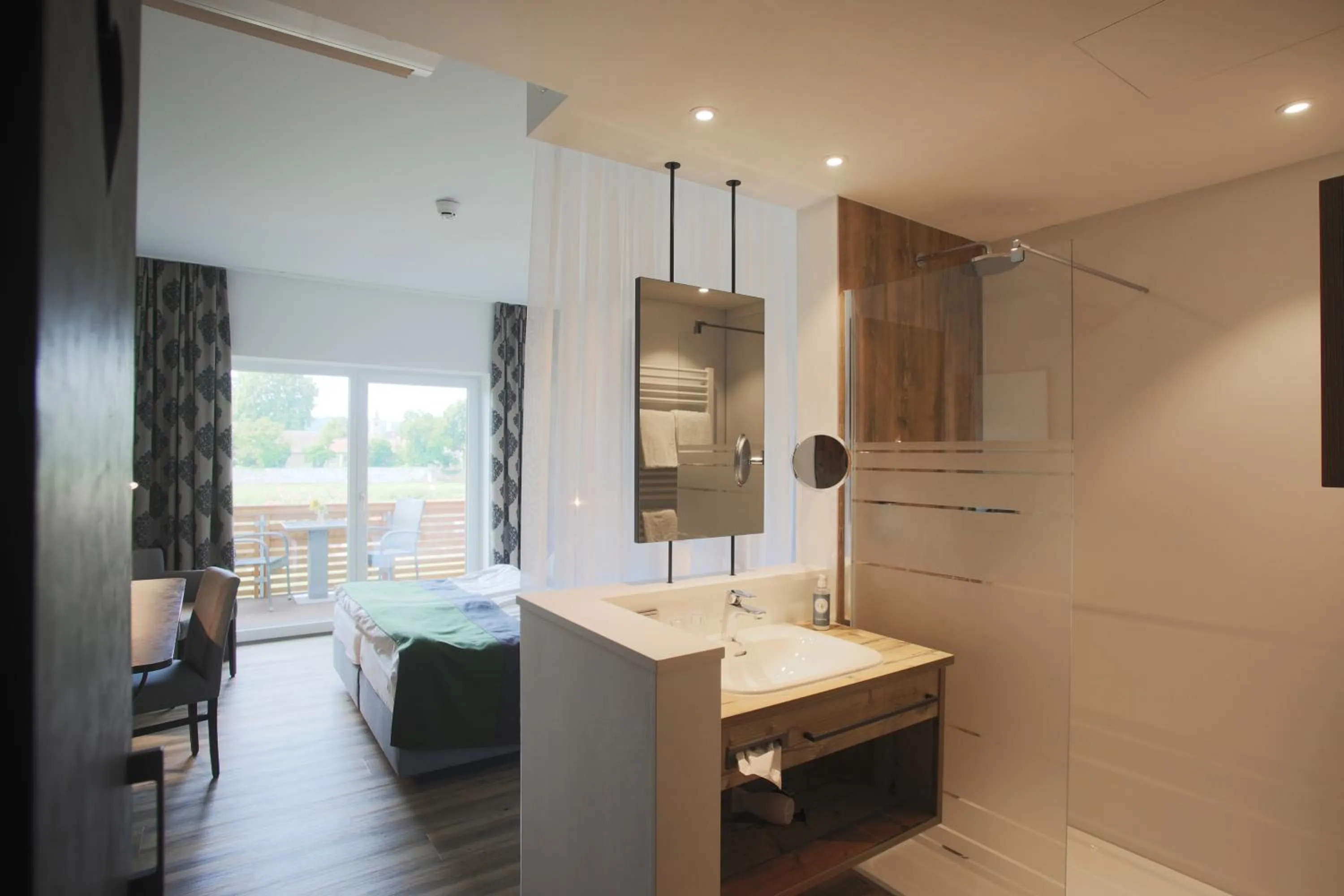 Bathroom, Bed in Hotel Grohnder Fährhaus