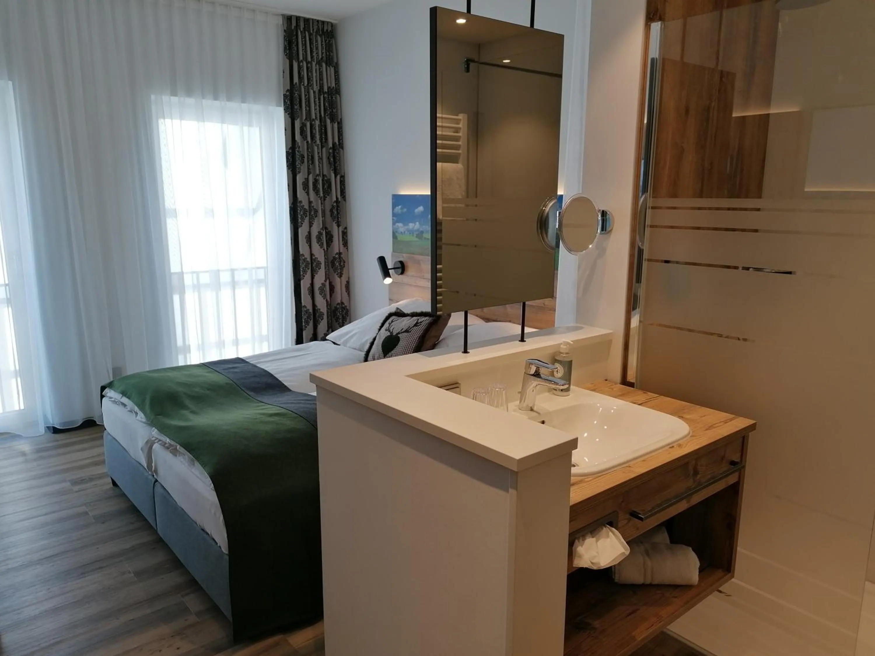 Bathroom, Bed in Hotel Grohnder Fährhaus