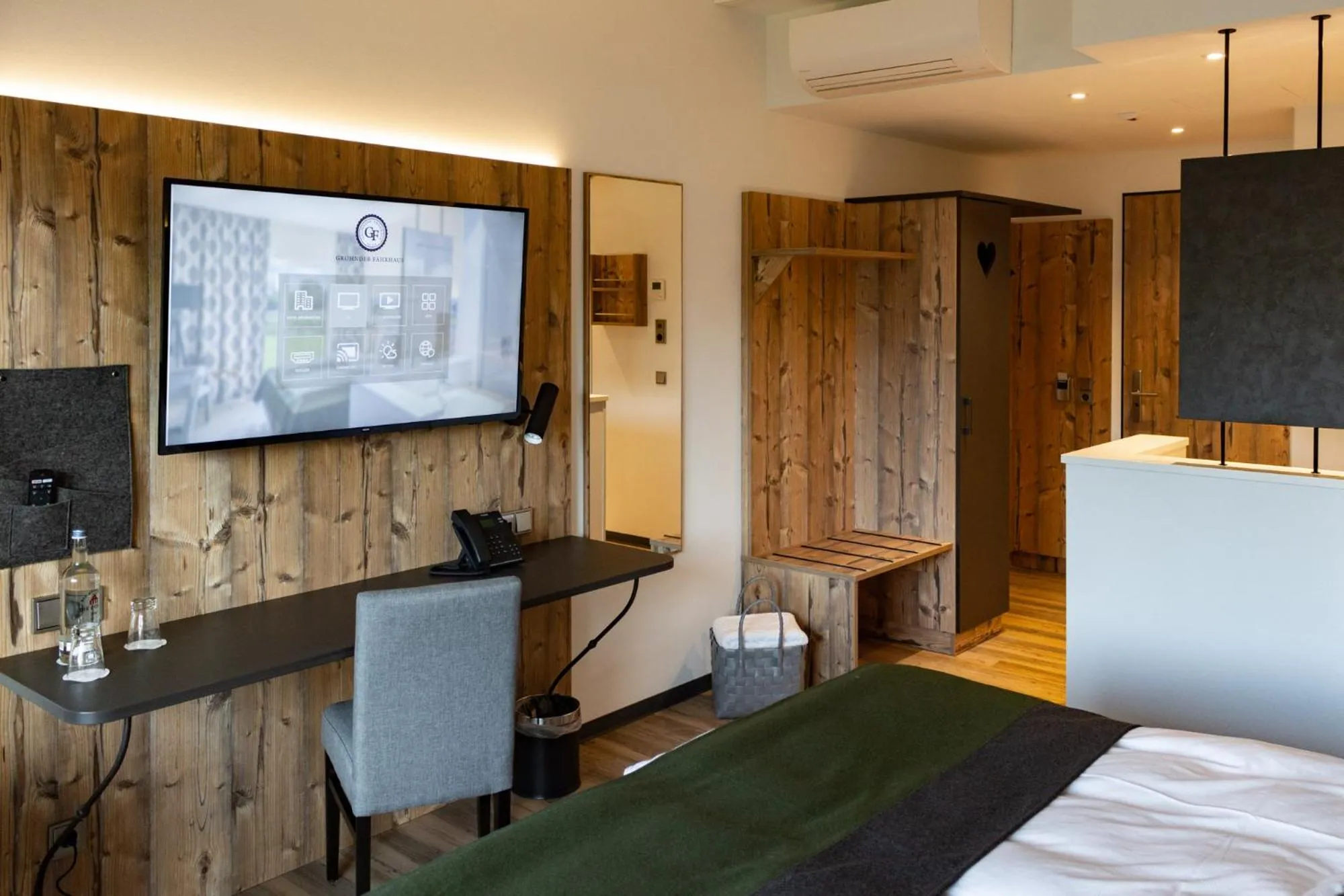 Photo of the whole room, Bed in Hotel Grohnder Fährhaus