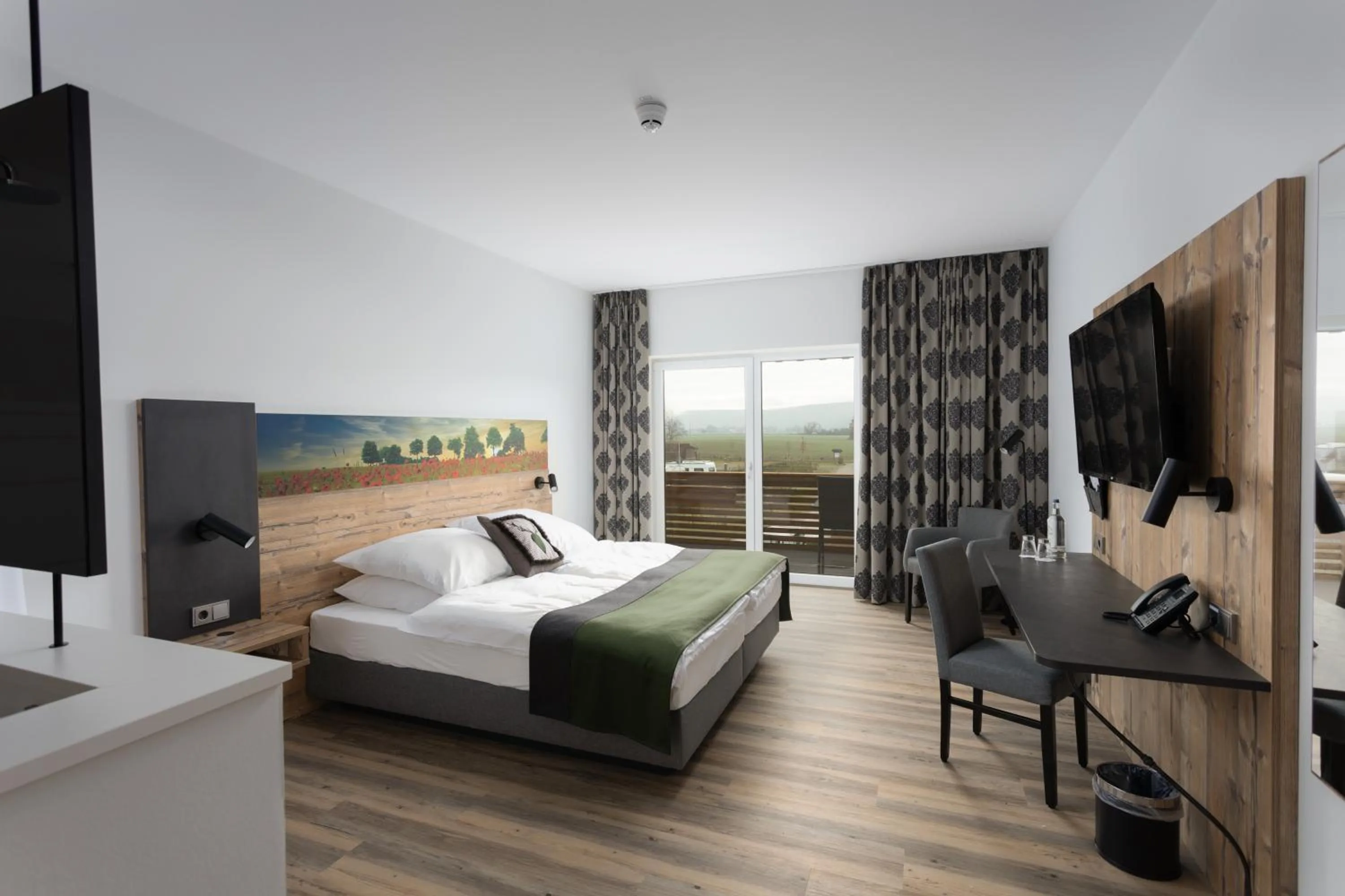 Balcony/Terrace, Bed in Hotel Grohnder Fährhaus