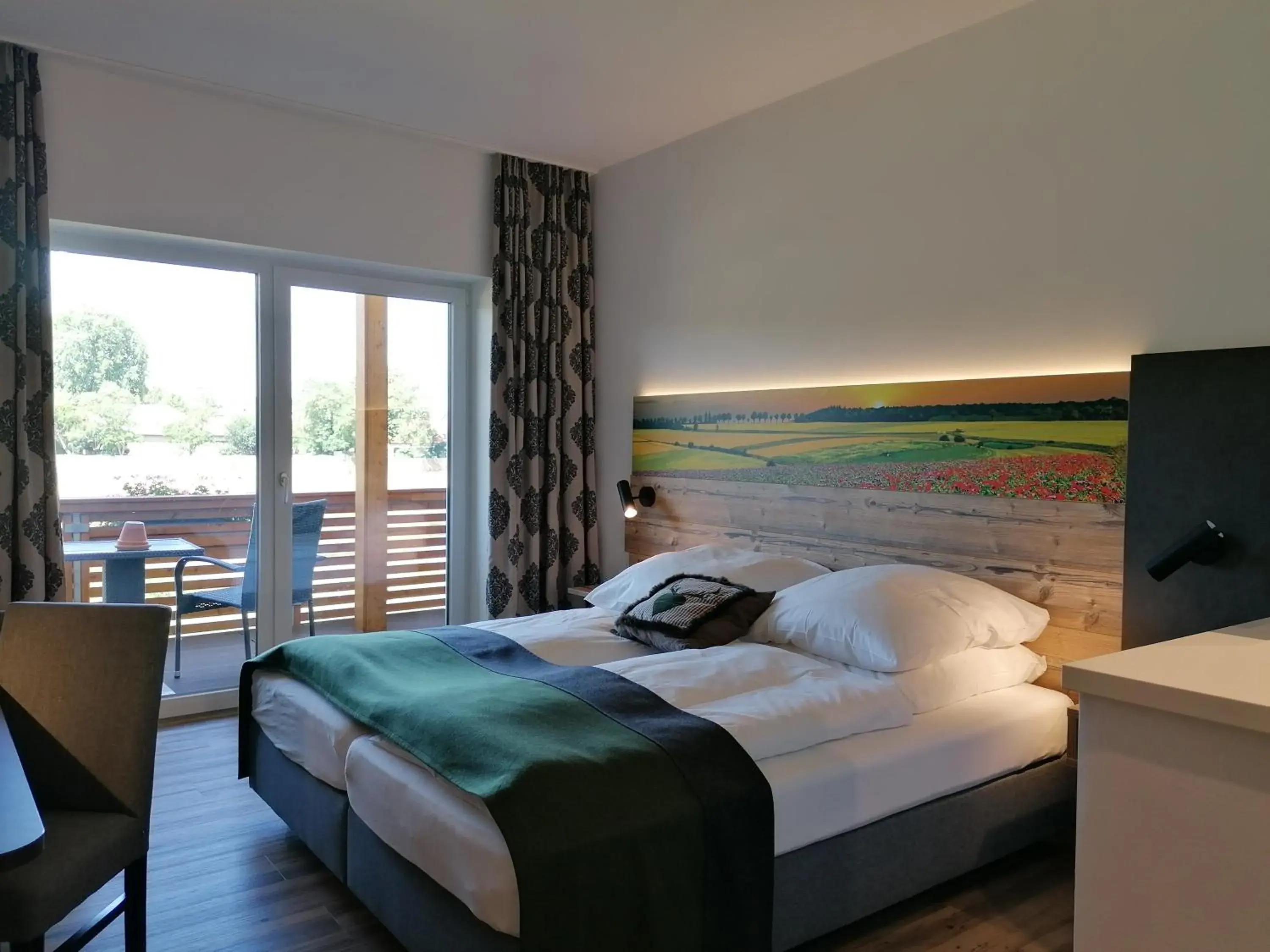 Double Room with Lake View in Hotel Grohnder Fährhaus Double Room with Lake View in Hotel Grohnder Fährhaus