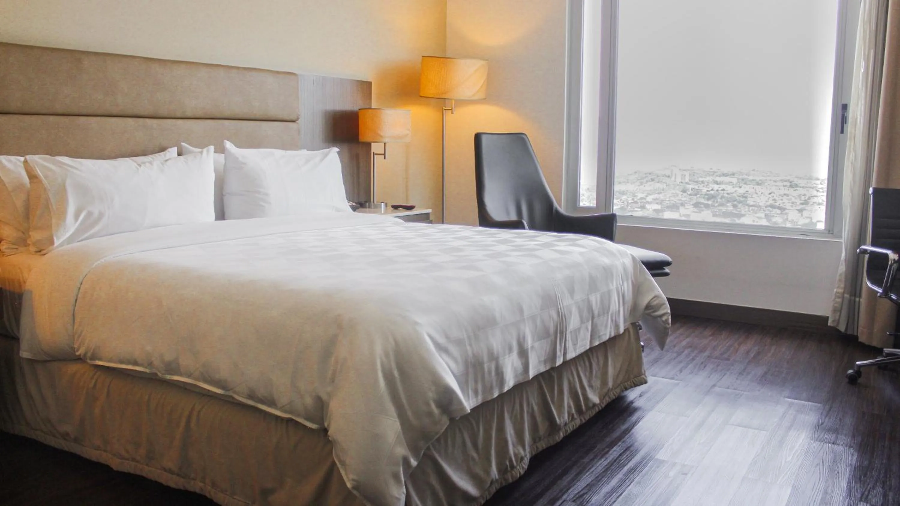 Photo of the whole room, Bed in Holiday Inn Bucaramanga Cacique by IHG