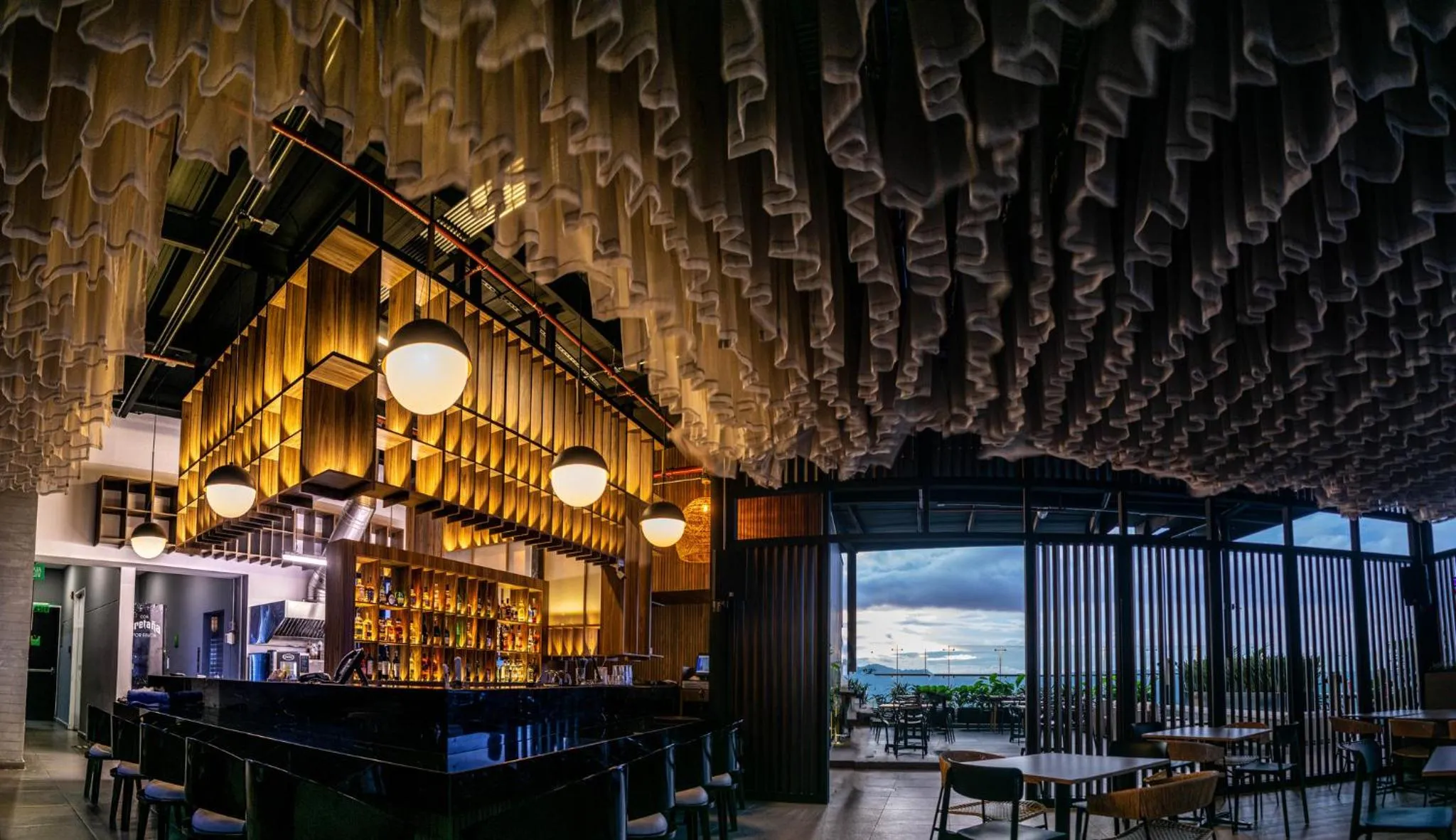 Lounge or bar in Holiday Inn Bucaramanga Cacique by IHG