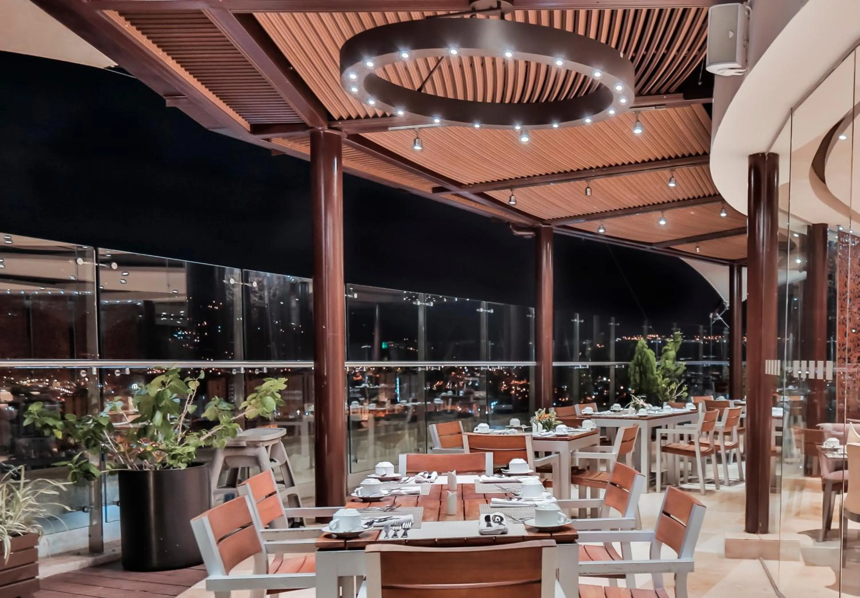 Restaurant/places to eat in Holiday Inn Bucaramanga Cacique by IHG