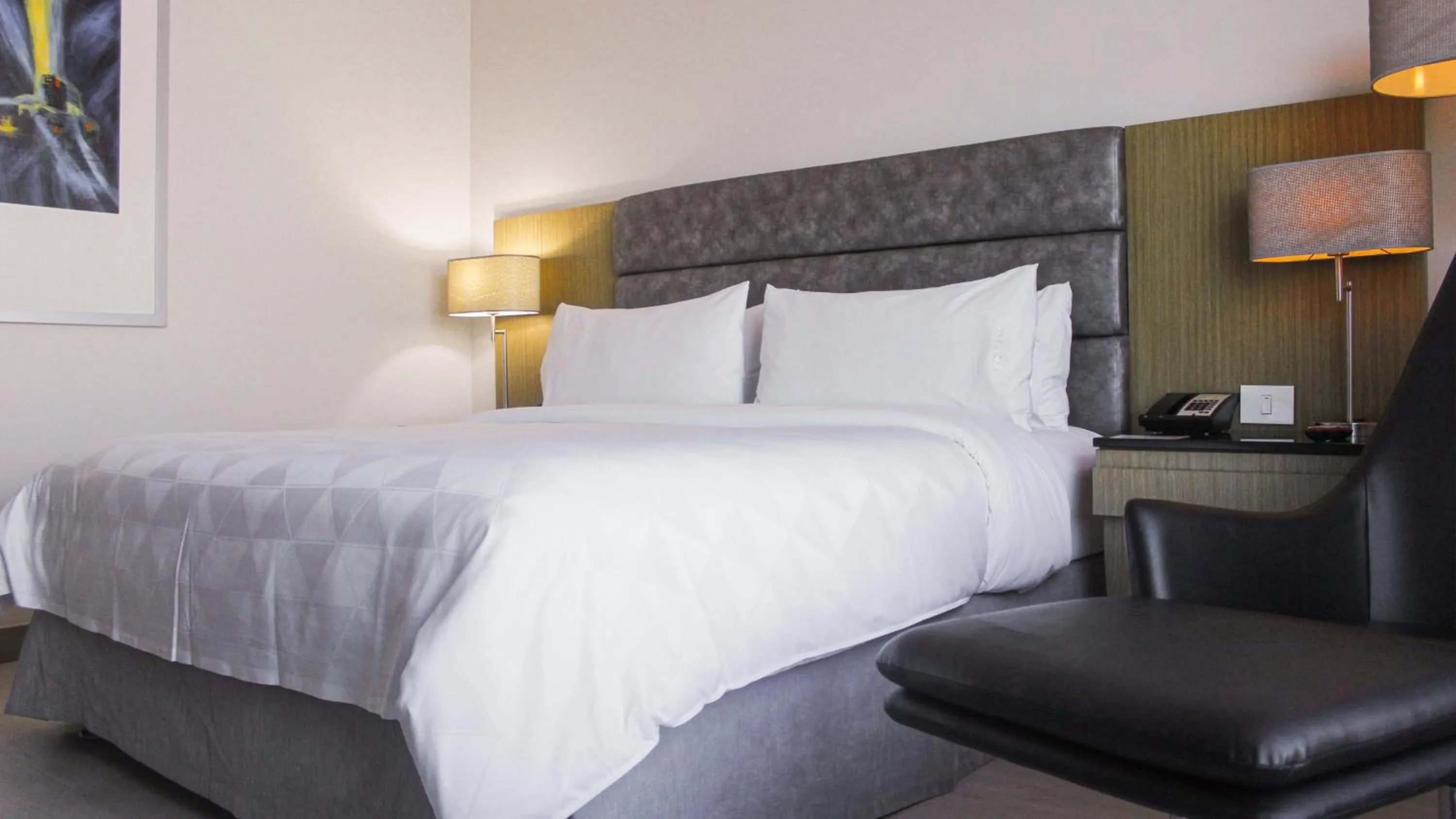 Photo of the whole room, Bed in Holiday Inn Bucaramanga Cacique by IHG