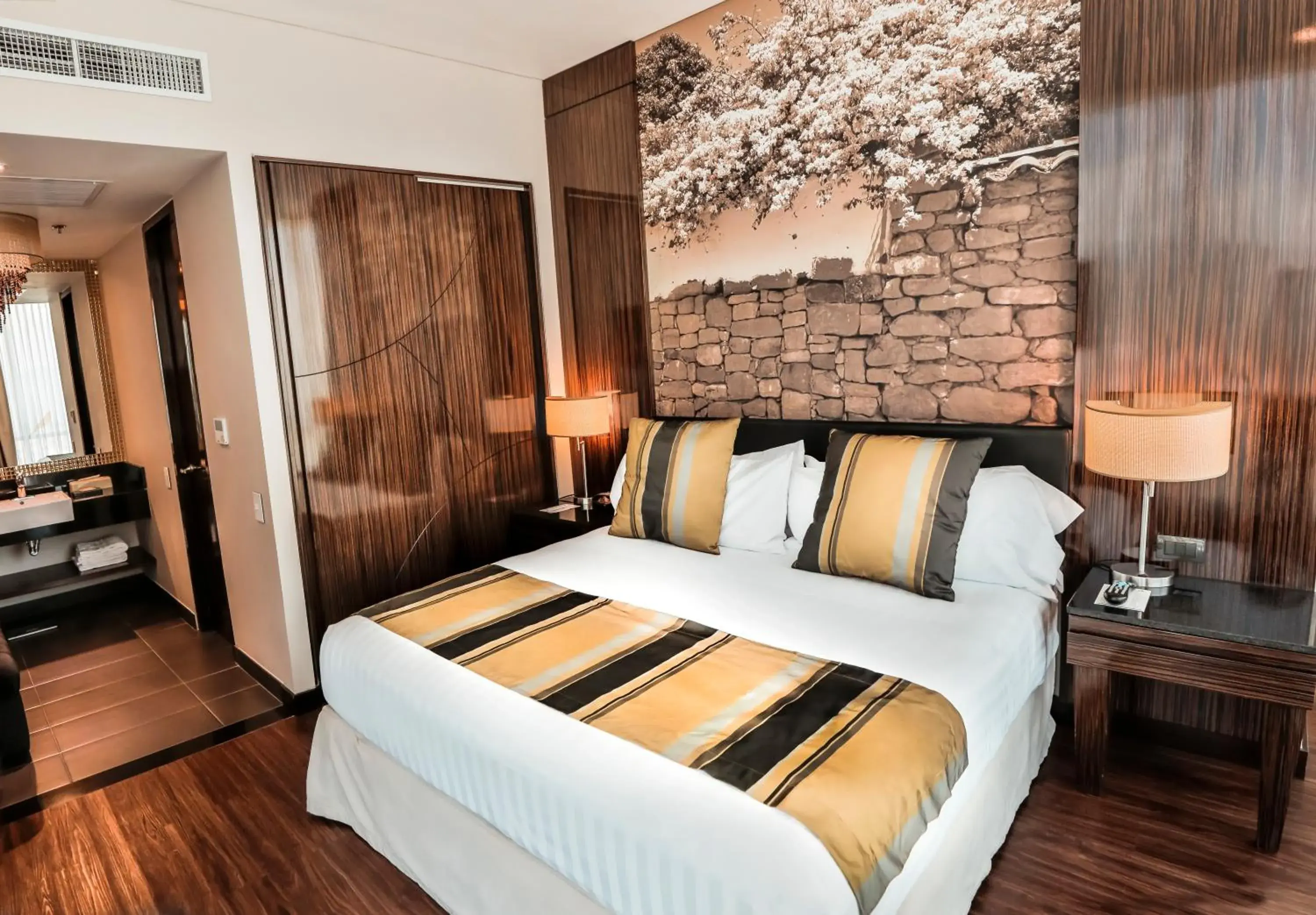 One-Bedroom King Suite with Walk In Shower in Holiday Inn Bucaramanga Cacique by IHG One-Bedroom King Suite with Walk In Shower in Holiday Inn Bucaramanga Cacique by IHG