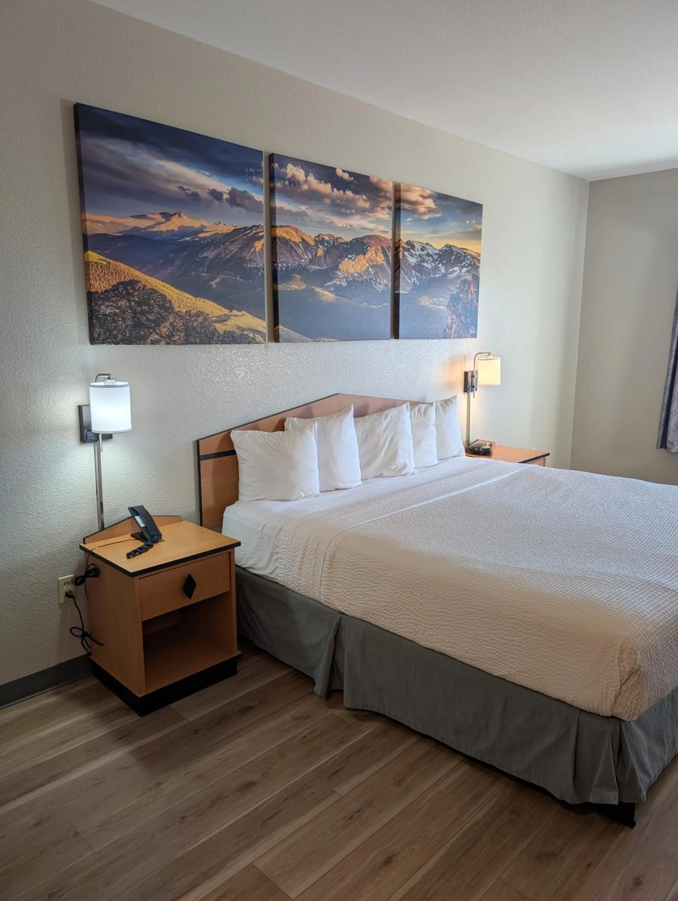 King Room - Non-Smoking in Days Inn & Suites by Wyndham Castle Rock