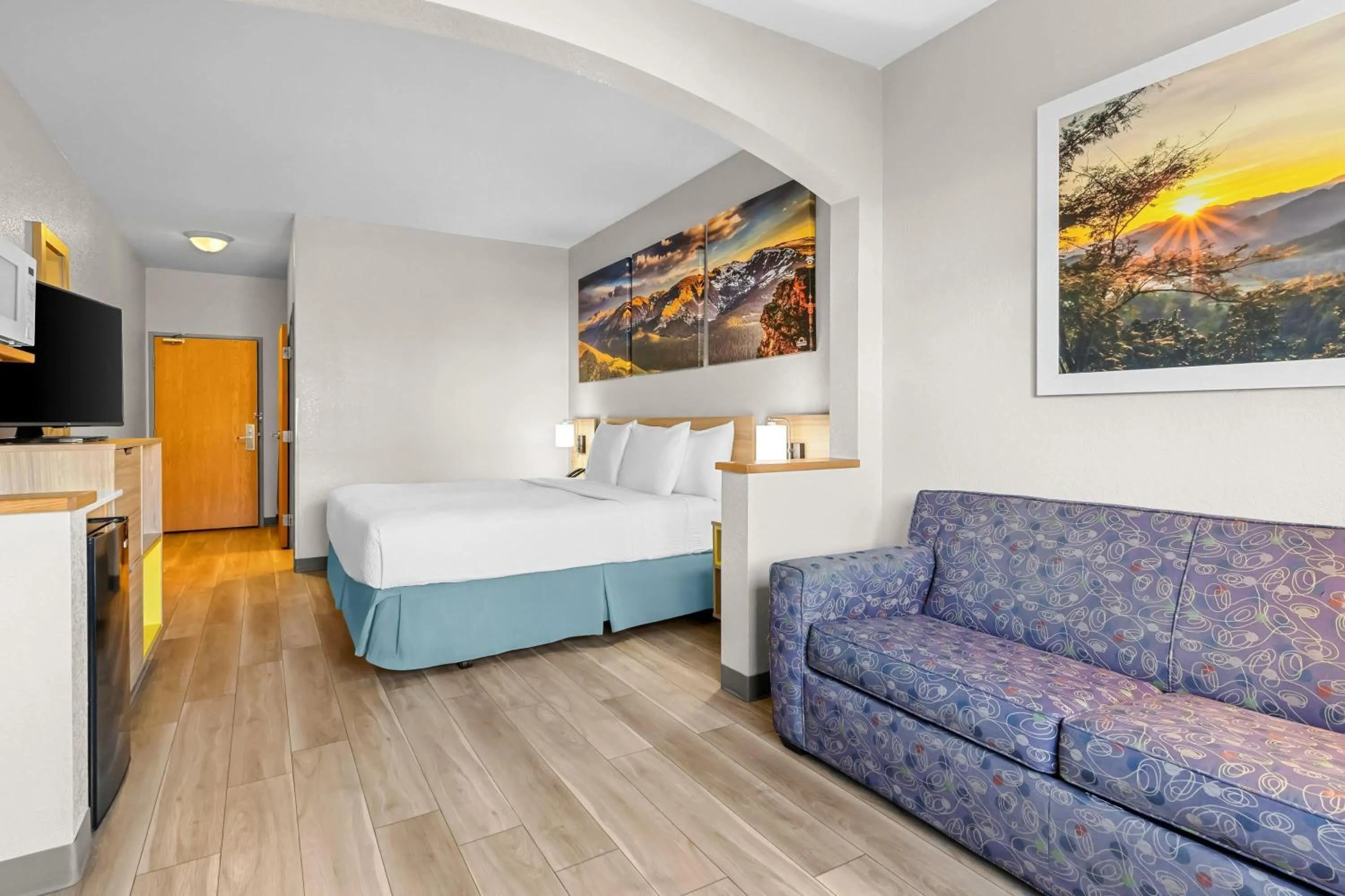 Photo of the whole room, Bed in Days Inn & Suites by Wyndham Castle Rock