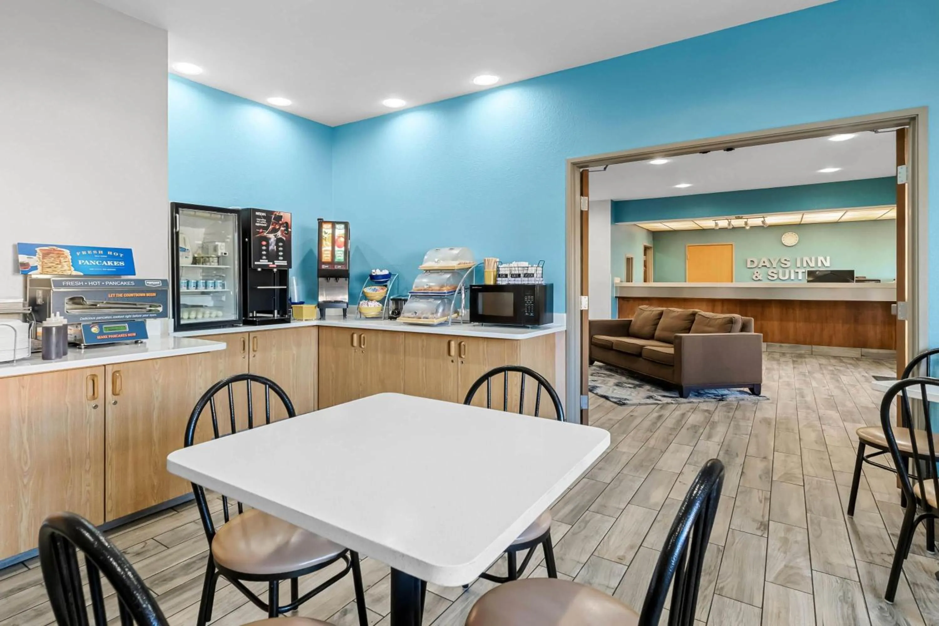 Restaurant/places to eat in Days Inn & Suites by Wyndham Castle Rock