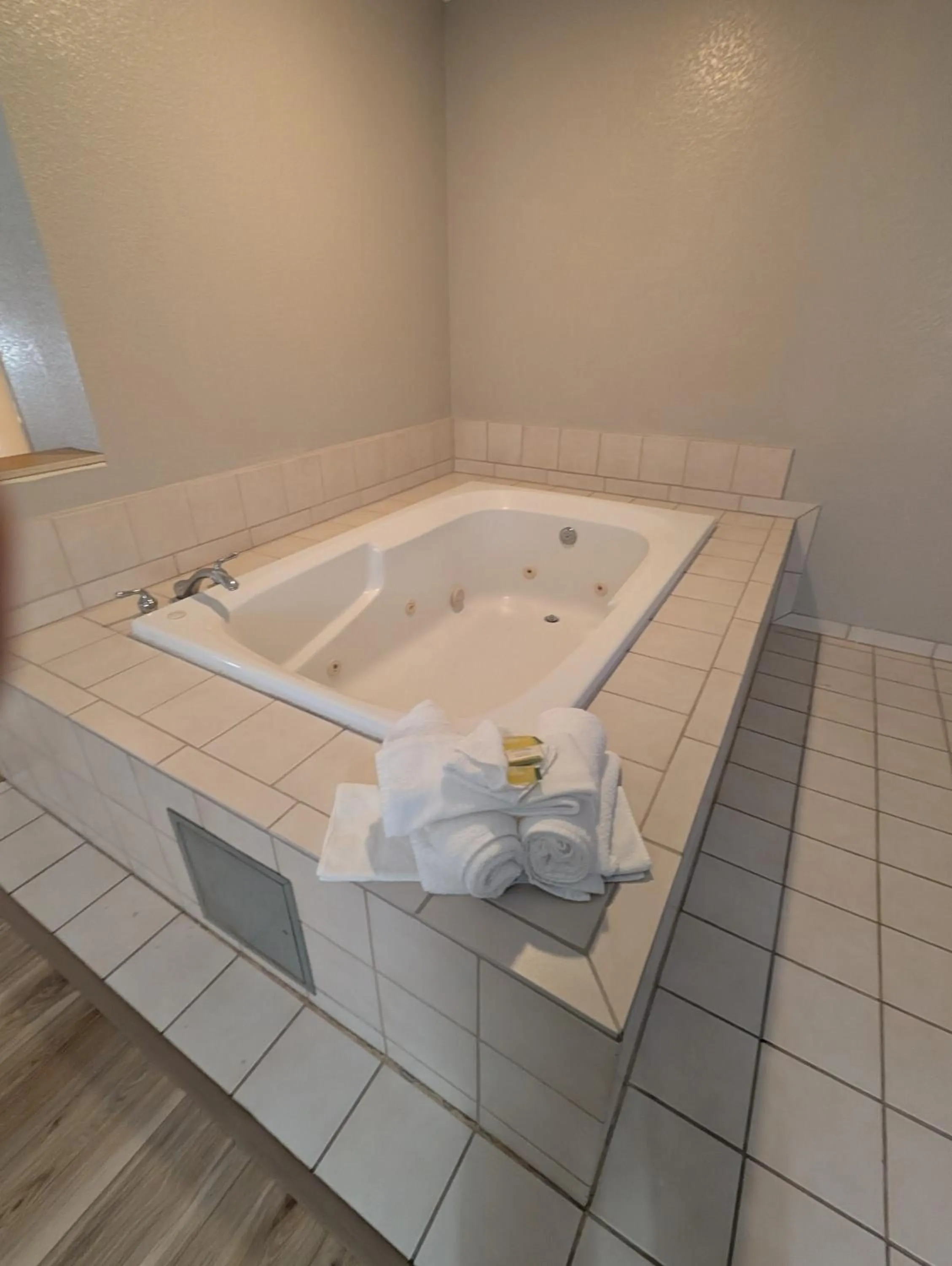 Bath in Days Inn & Suites by Wyndham Castle Rock