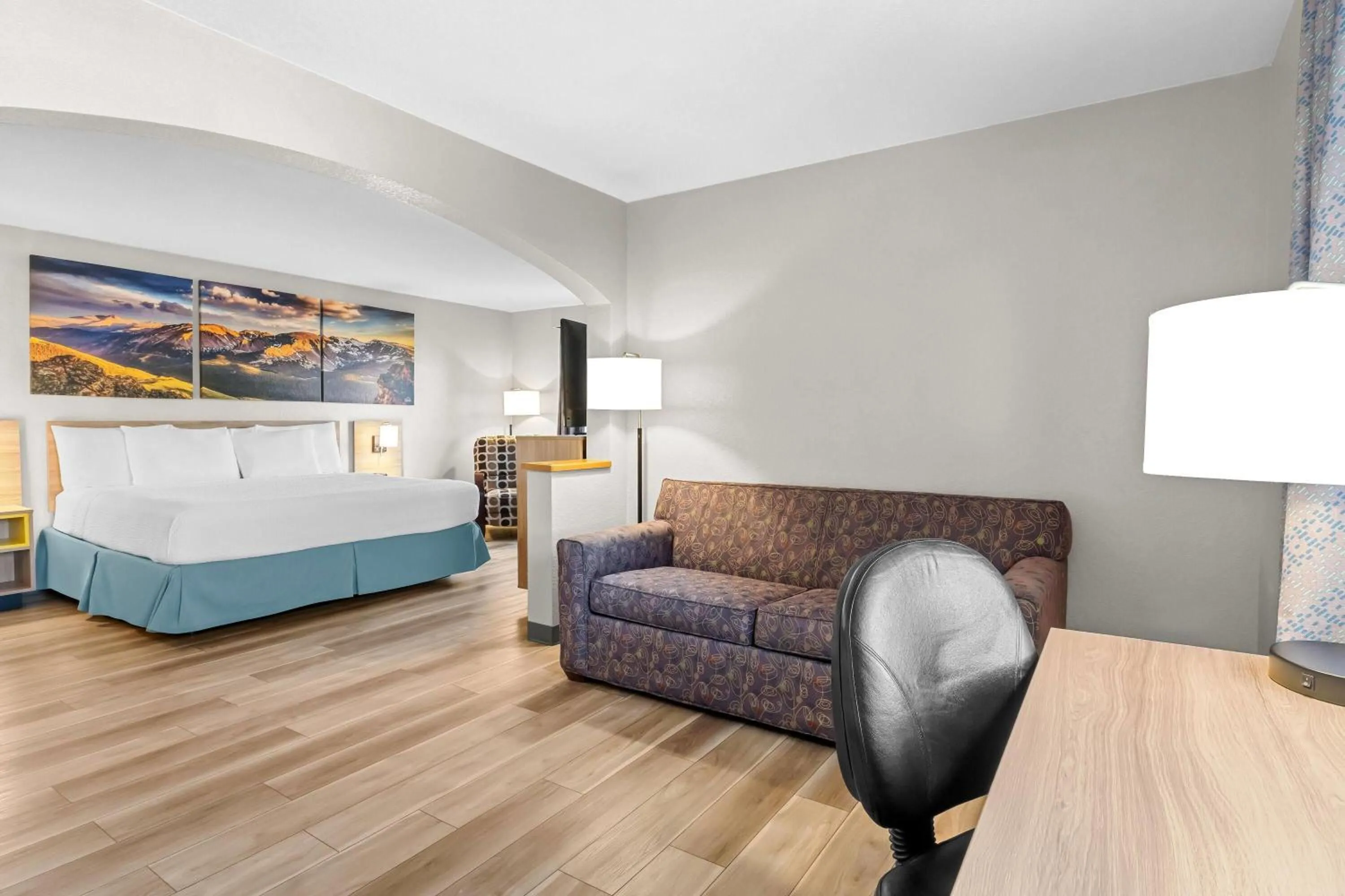 Bath, Bed in Days Inn & Suites by Wyndham Castle Rock