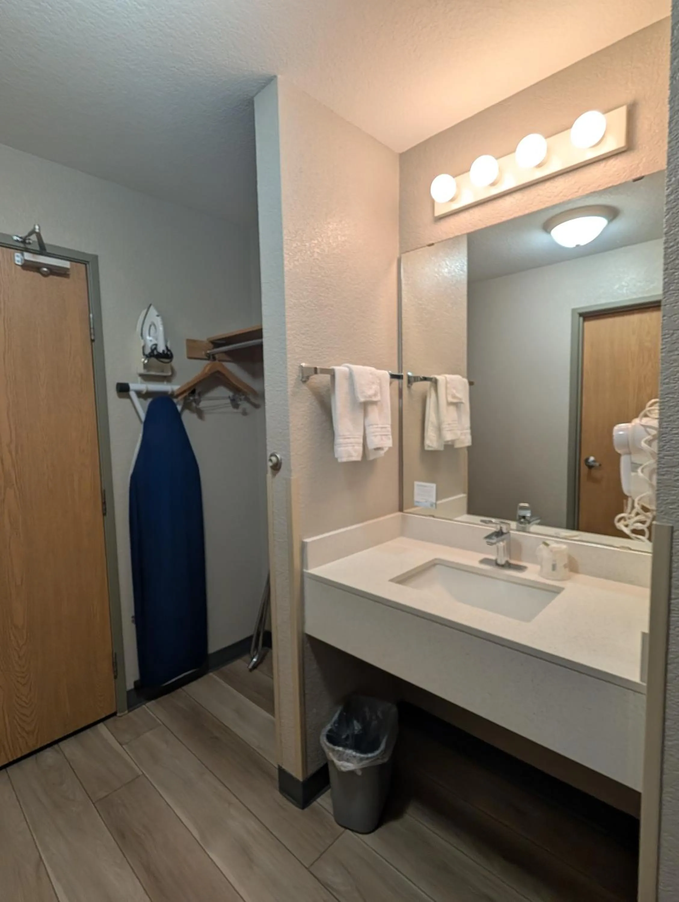wardrobe in Days Inn & Suites by Wyndham Castle Rock