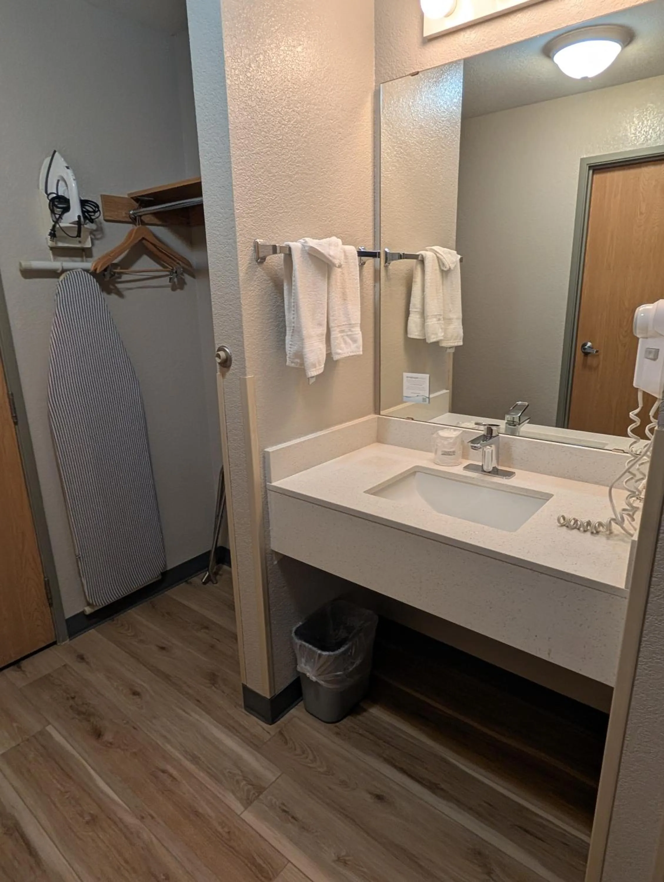 wardrobe in Days Inn & Suites by Wyndham Castle Rock
