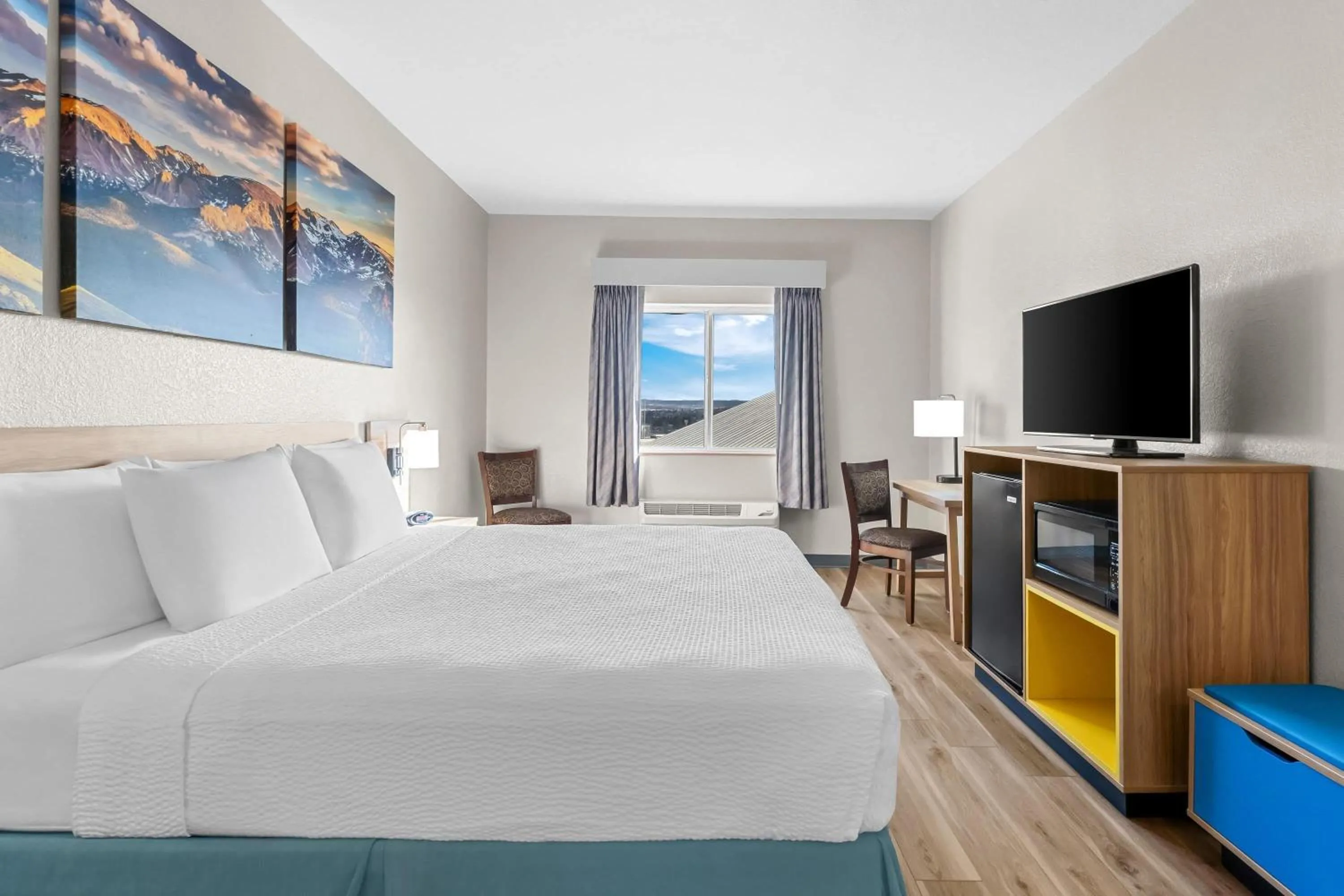 Bed in Days Inn & Suites by Wyndham Castle Rock