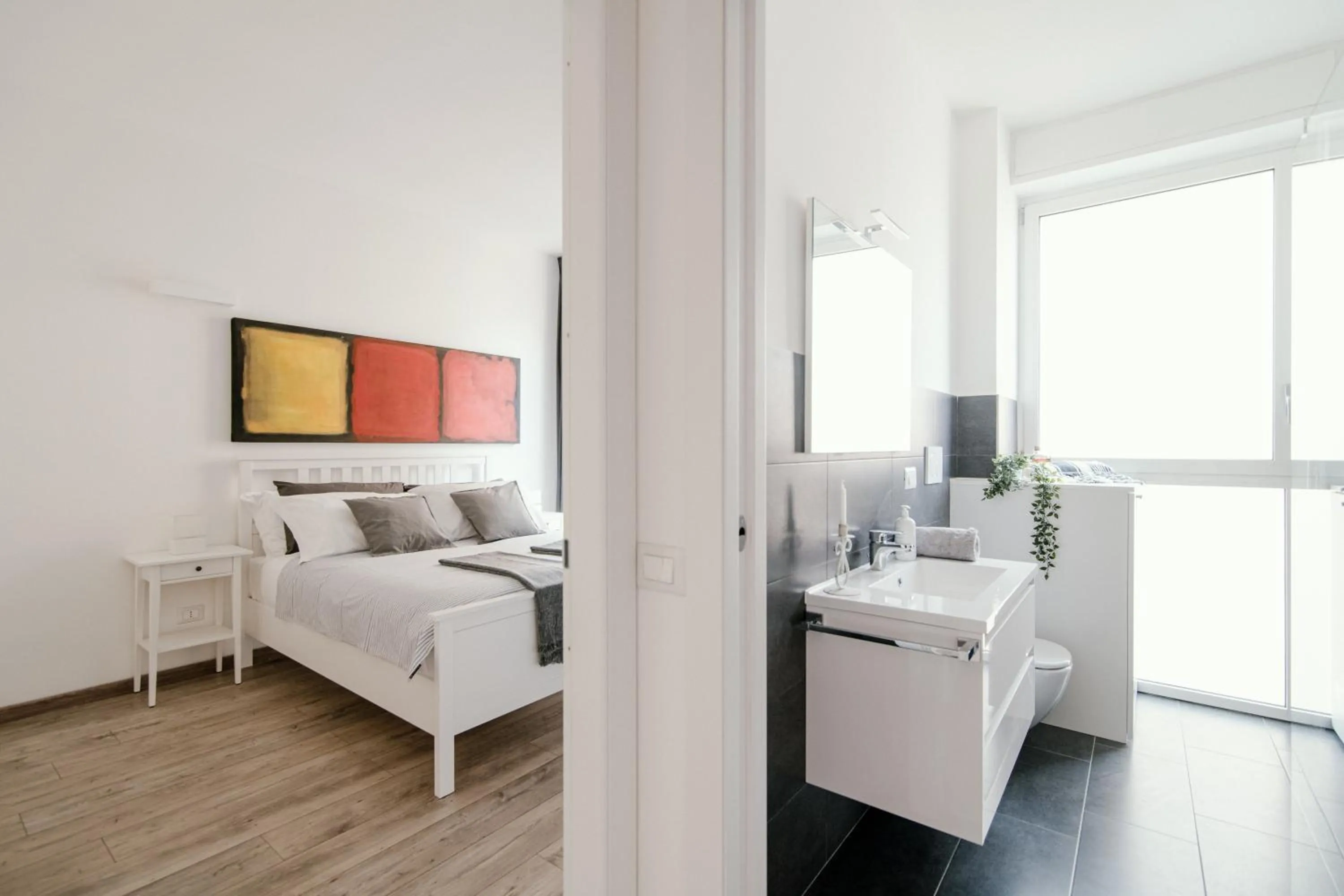 Bathroom, Bed in Mark's Gallery Apartment by MyHomeInComo