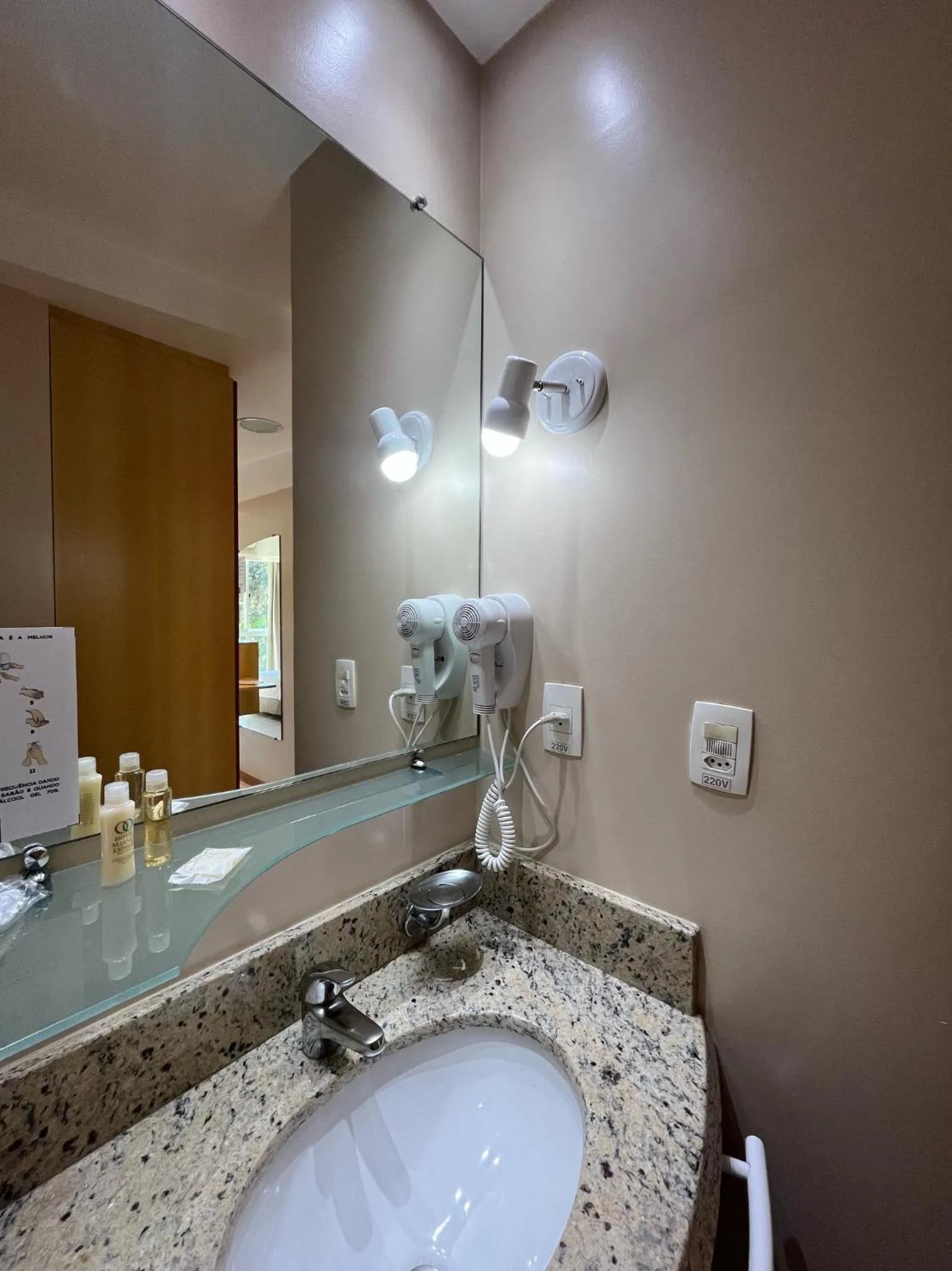 Toilet in Hotel Aliança Express