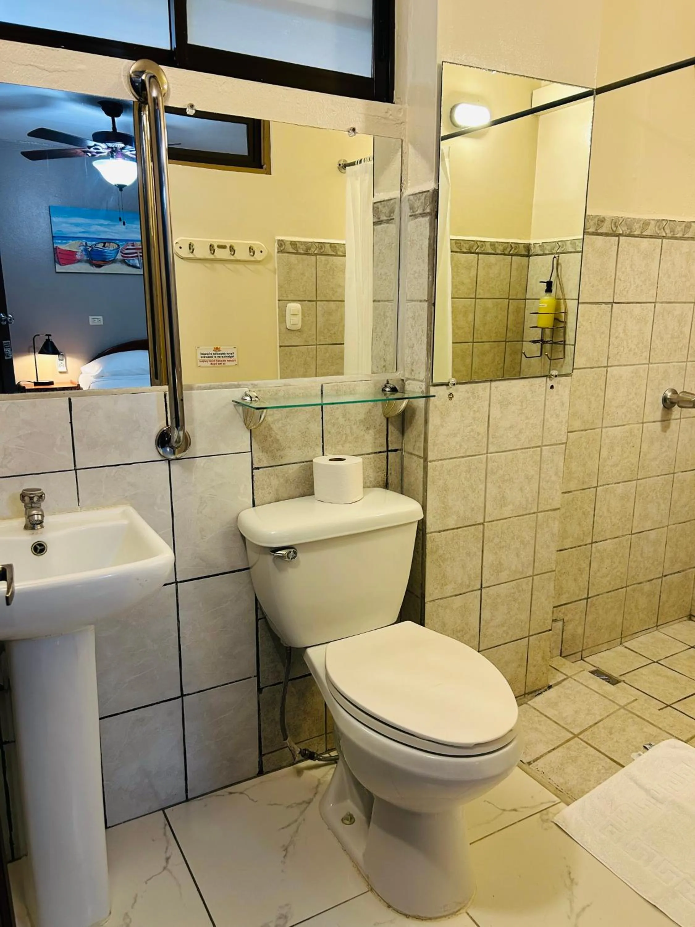 Bathroom in Hotel Laura's House