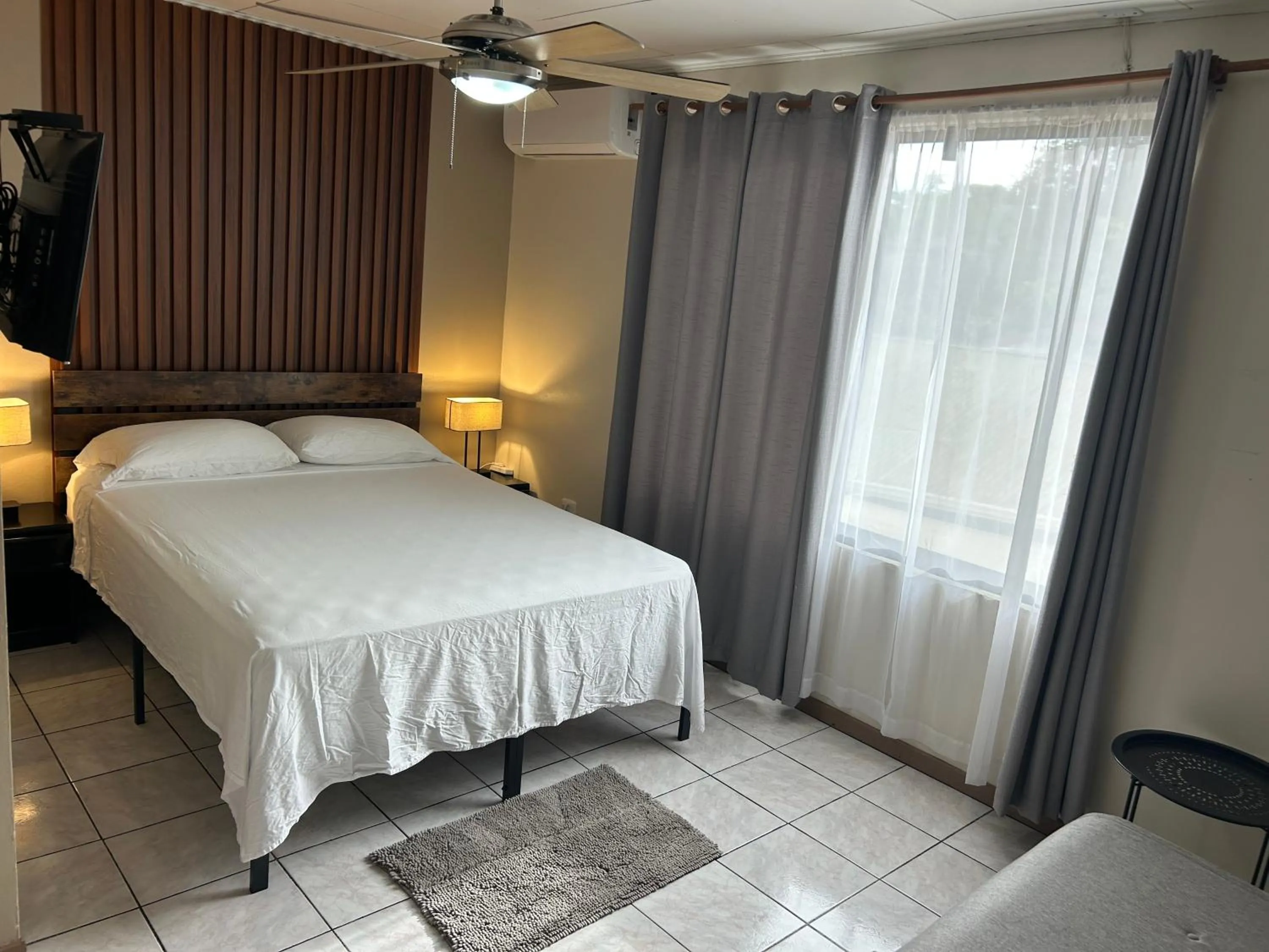 Photo of the whole room, Bed in Hotel Laura's House